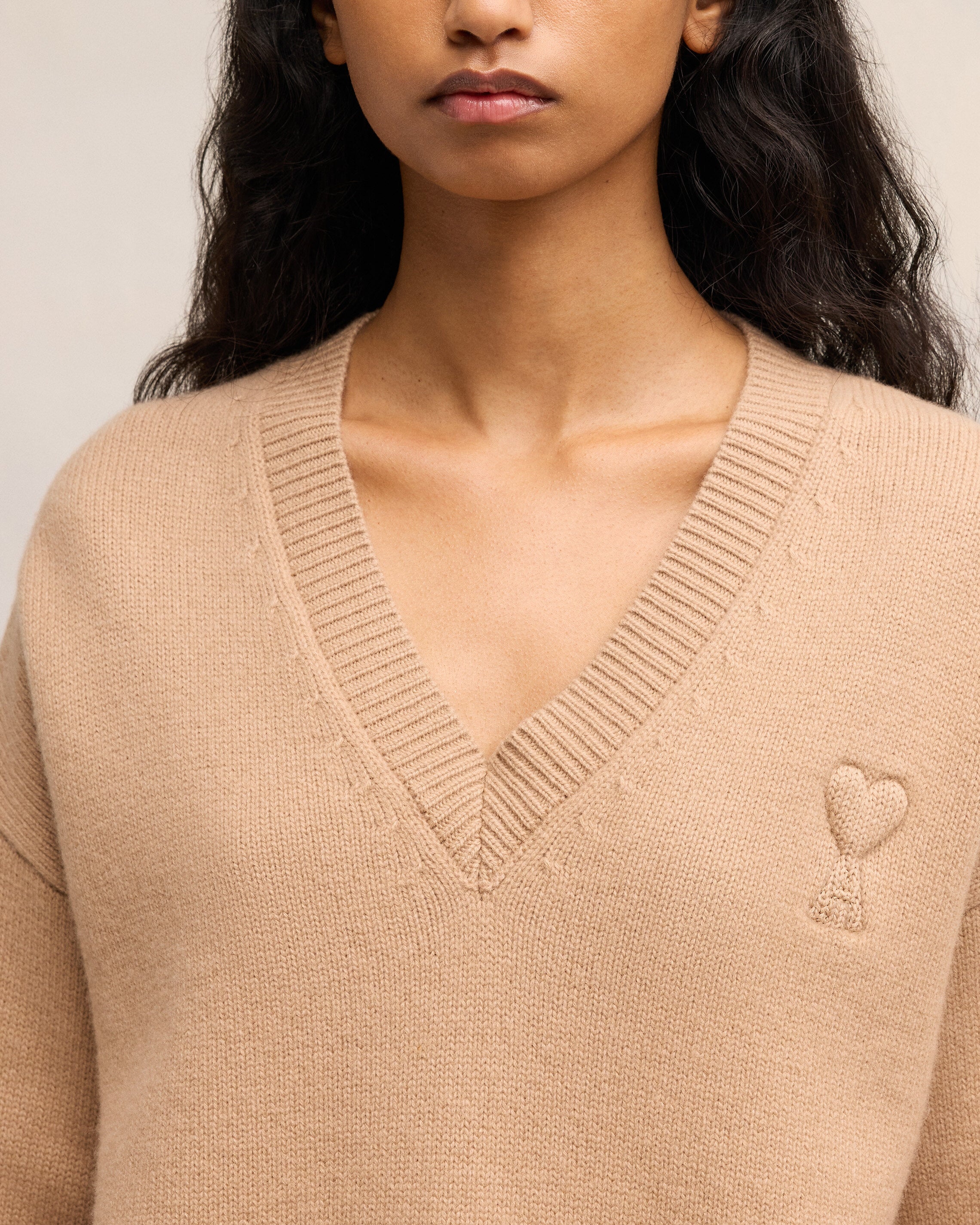 EMBOSSED AMI DE COEUR V NECK SWEATER - 4