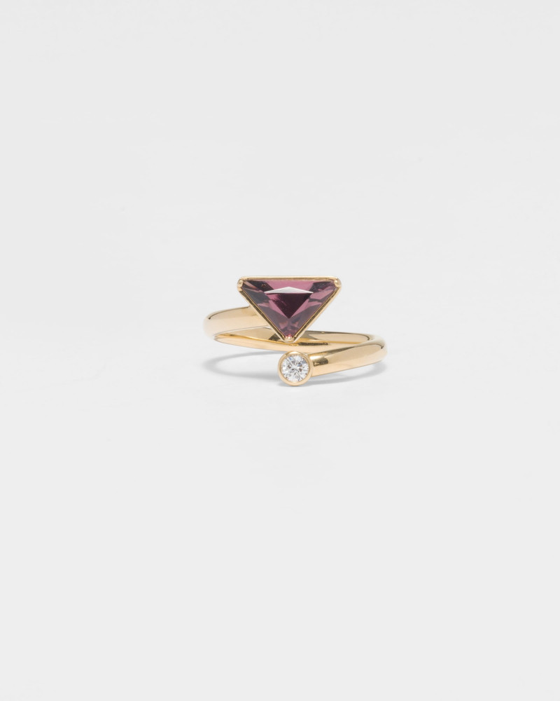 Eternal Gold contrarié ring in yellow gold with diamond and amethyst 1