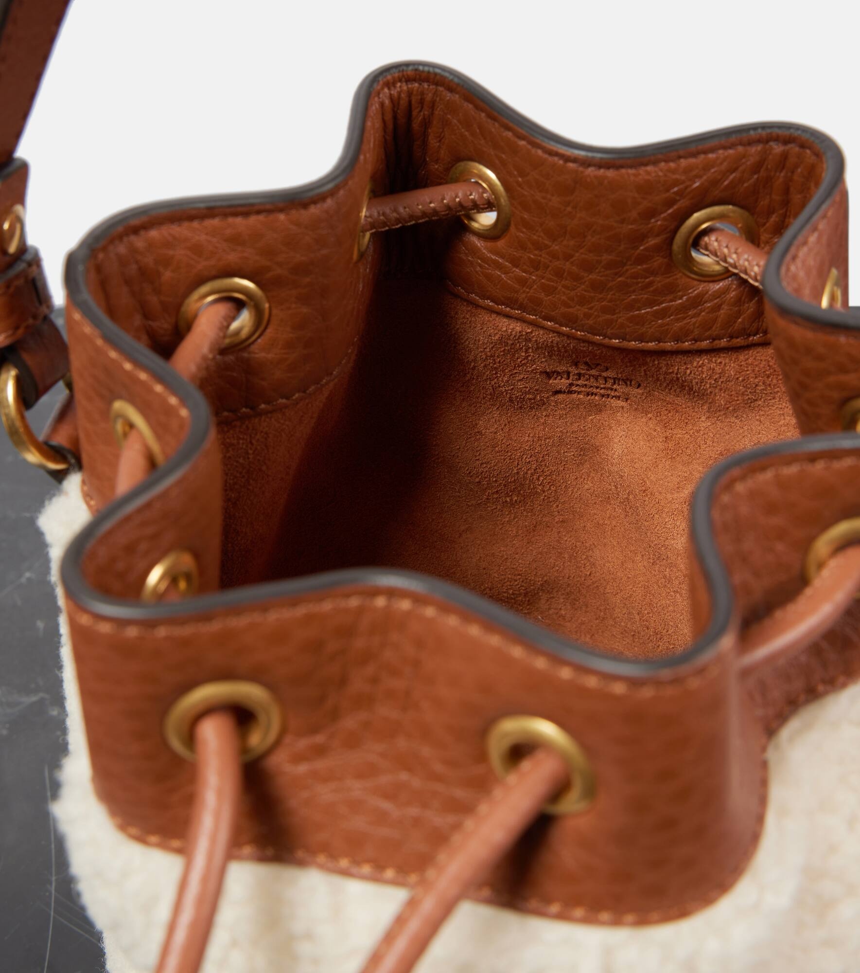 VLogo Signature shearling bucket bag - 3