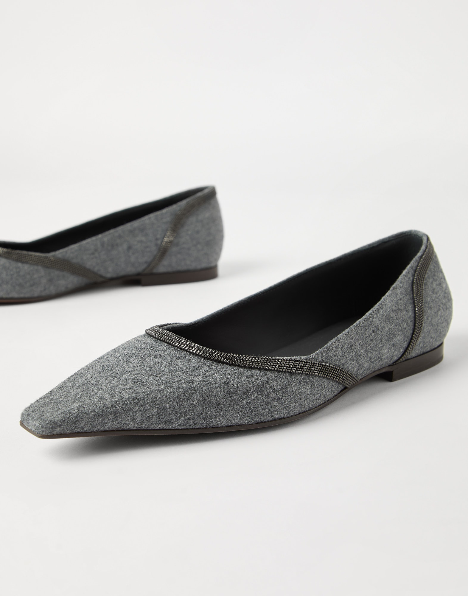 Water-resistant virgin wool flannel flats with shiny contour - 3
