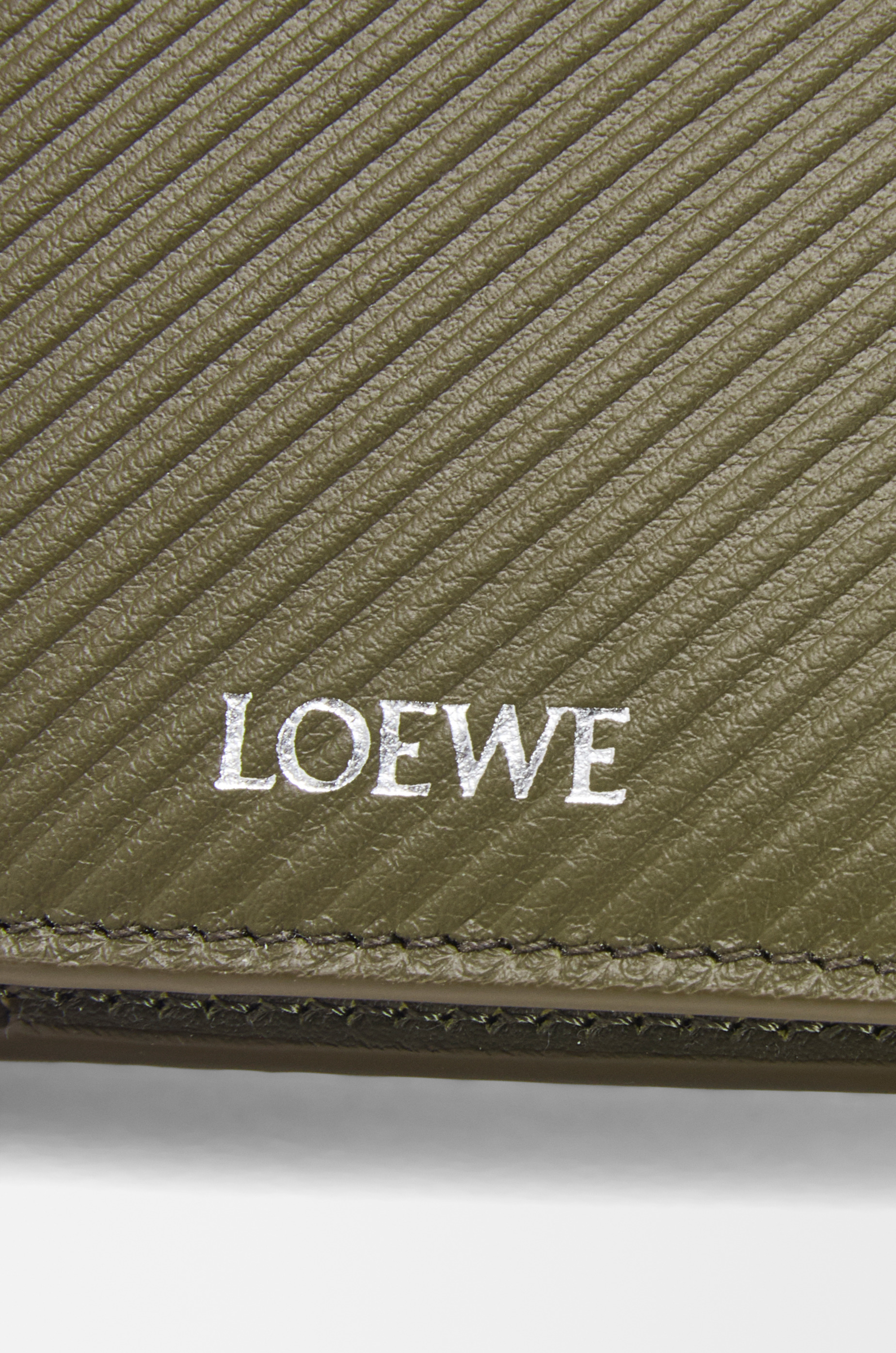 Slim compact walllet in textured classic calfskin - 5