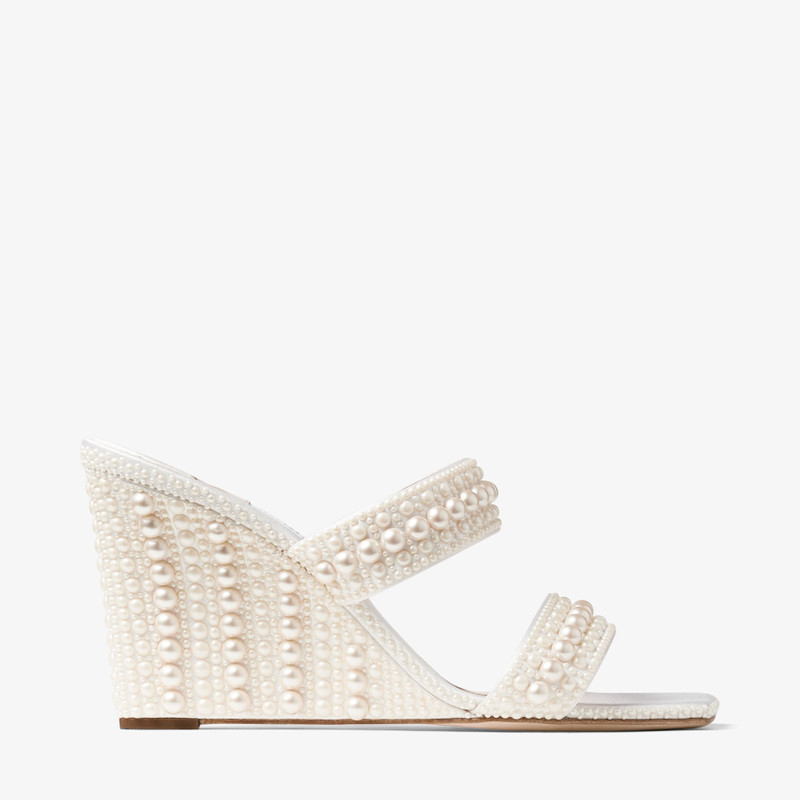 사코리아 85
화이트 공단 웨지 샌들 (White Satin Wedge Sandals) - 1