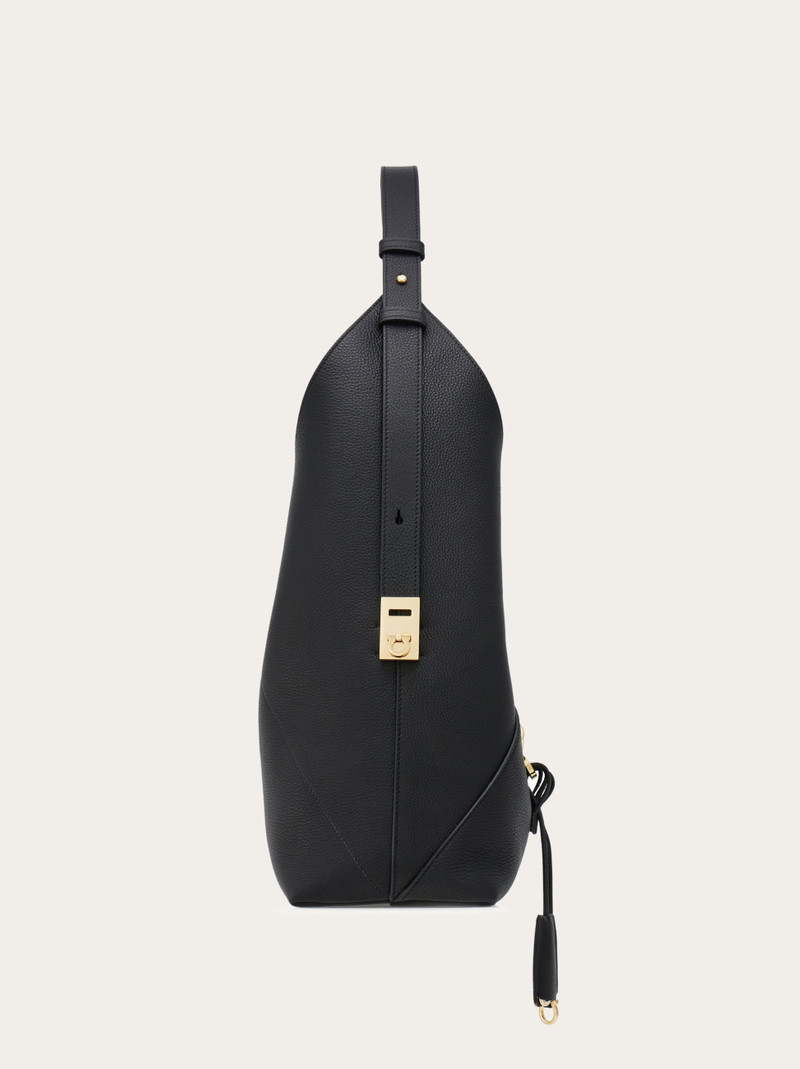 V-shaped hobo bag (M) 4