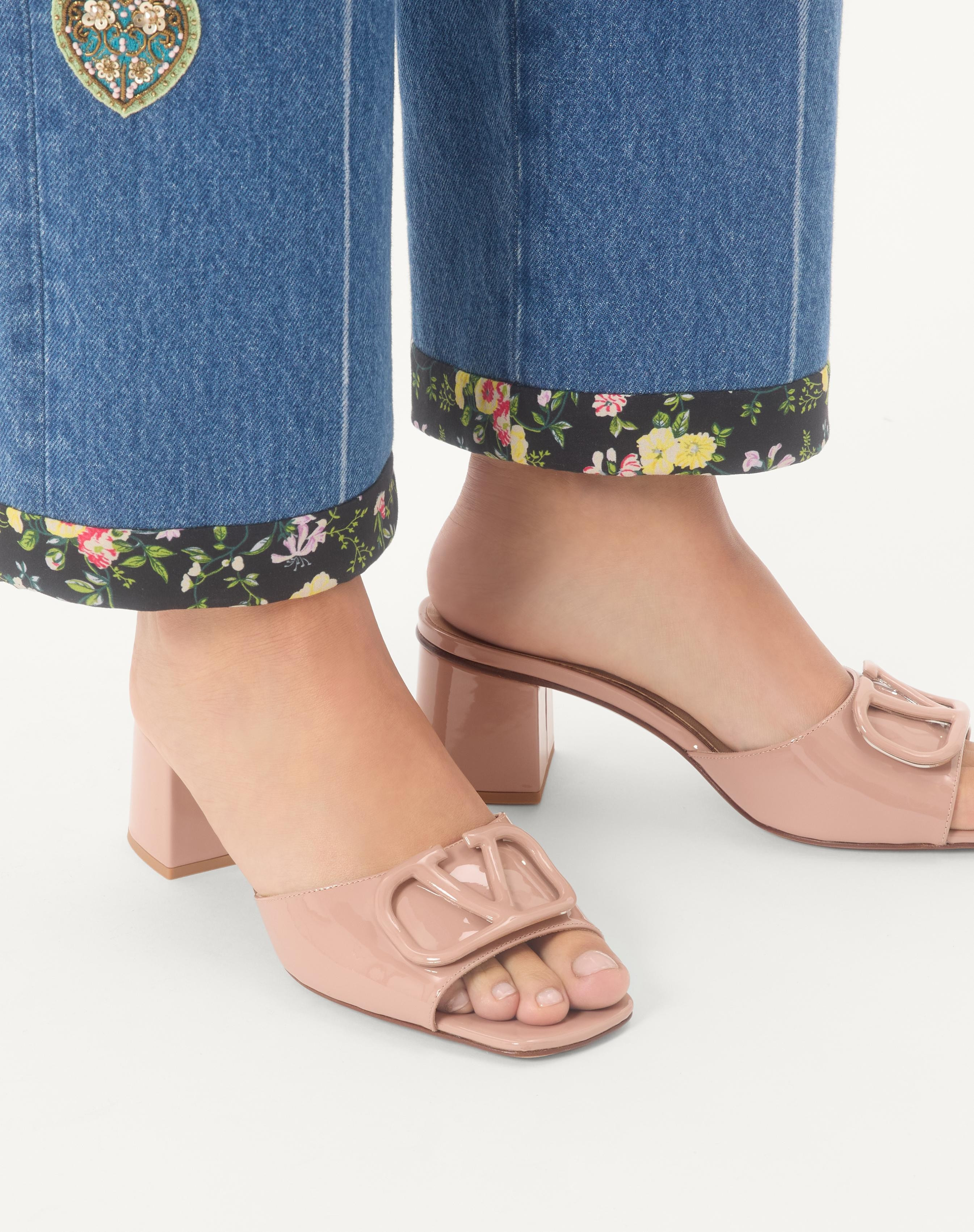 VLOGO SIGNATURE PATENT LEATHER SLIDE SANDAL 60MM - 2