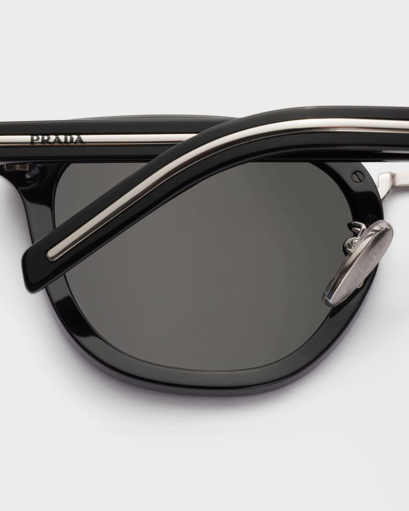 Sunglasses with the iconic metal plaque 5
