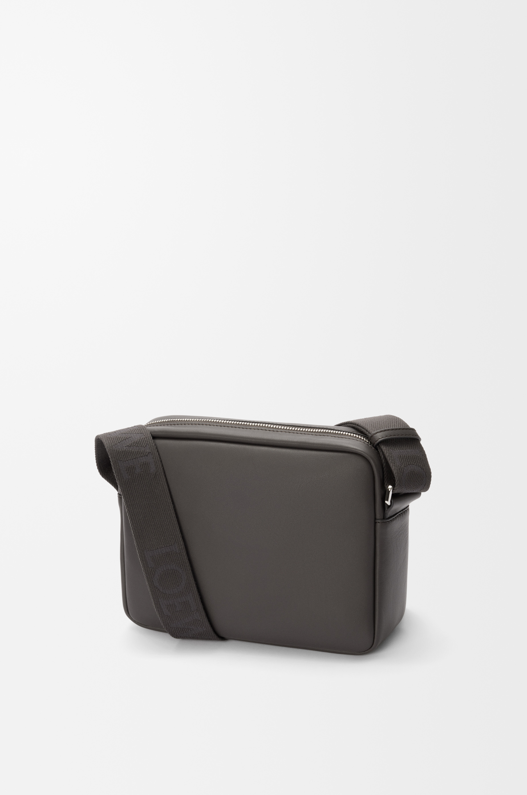 Medium Pebble messenger bag in smooth calfskin - 3