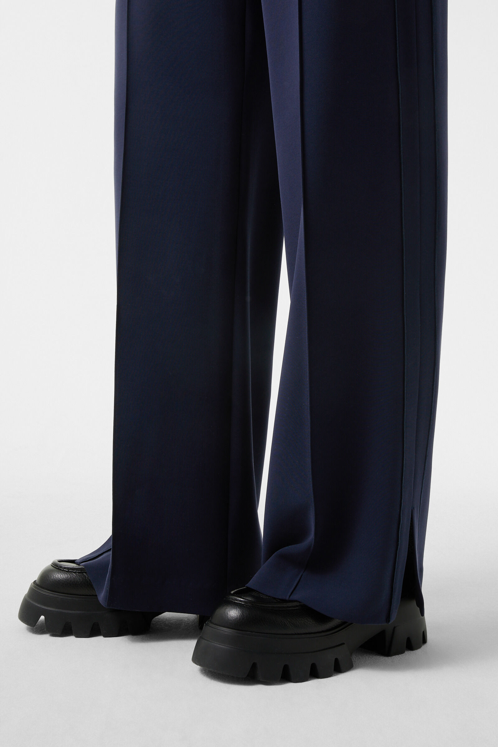 Suzy crepe marlene trousers in Navy blue - 6