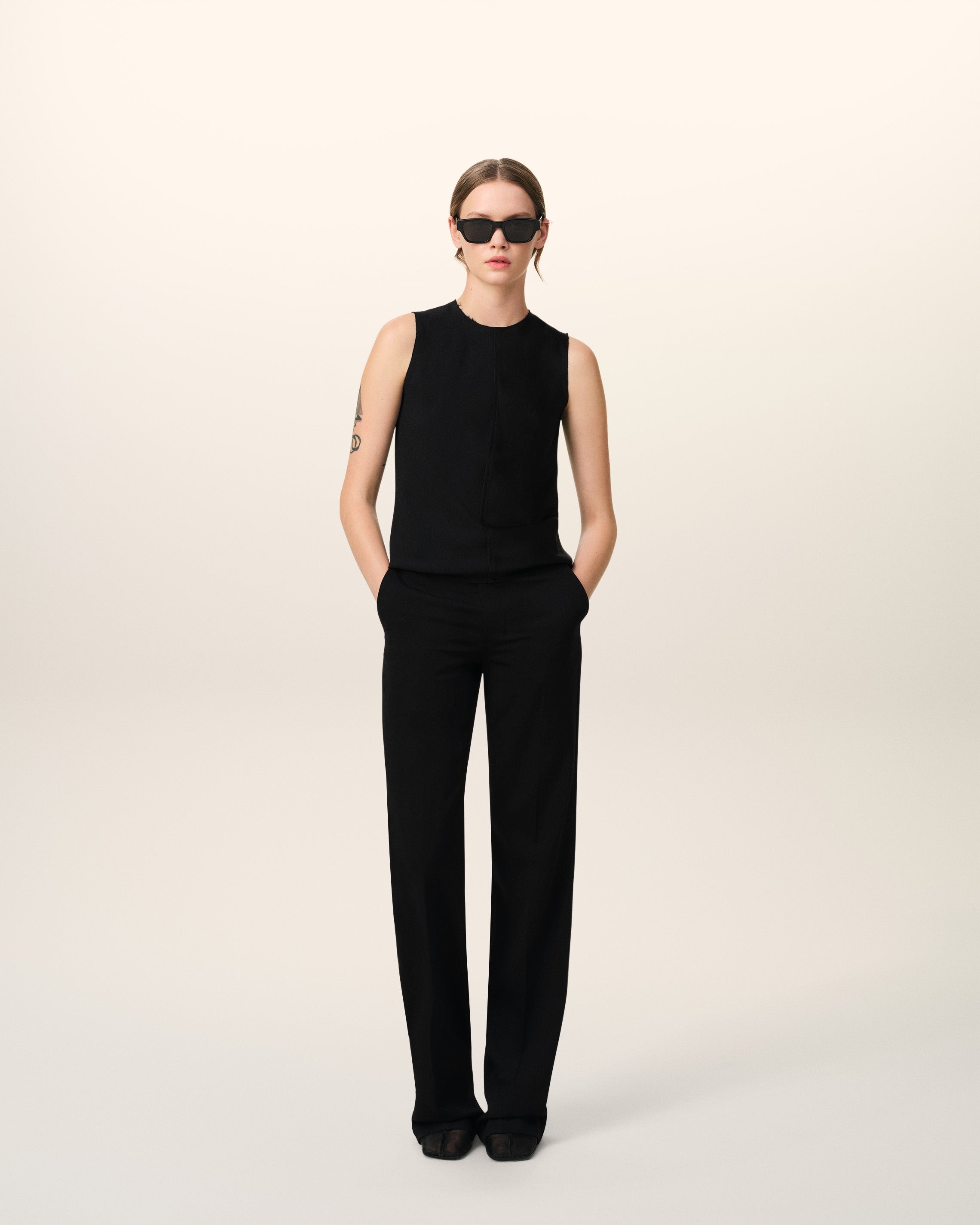 BLACK SLEEVELESS TOP - 2