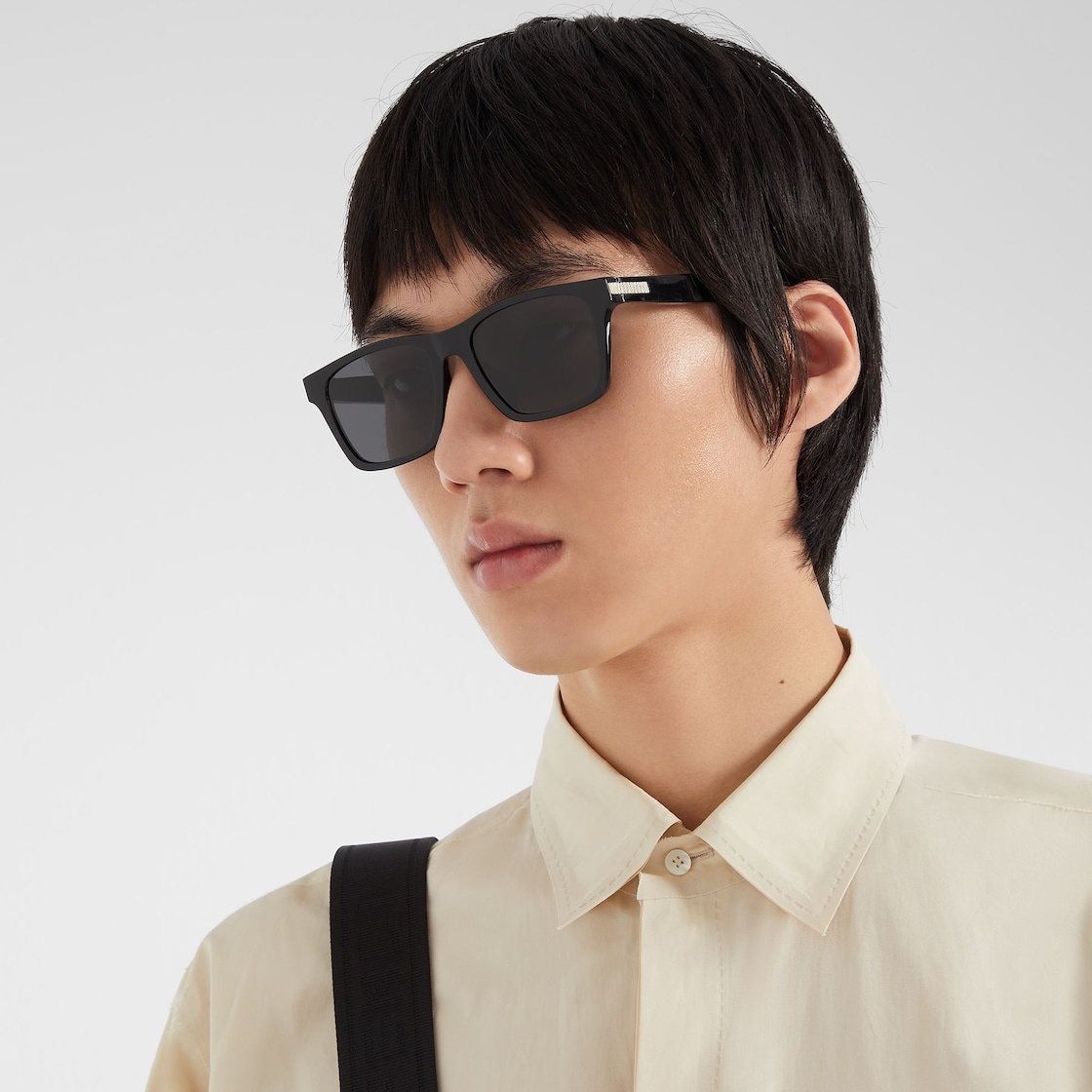 Rectangular Fendi Essential eyeglasses in black acetate. Ruthenium-colored metal detail and engraved - 4