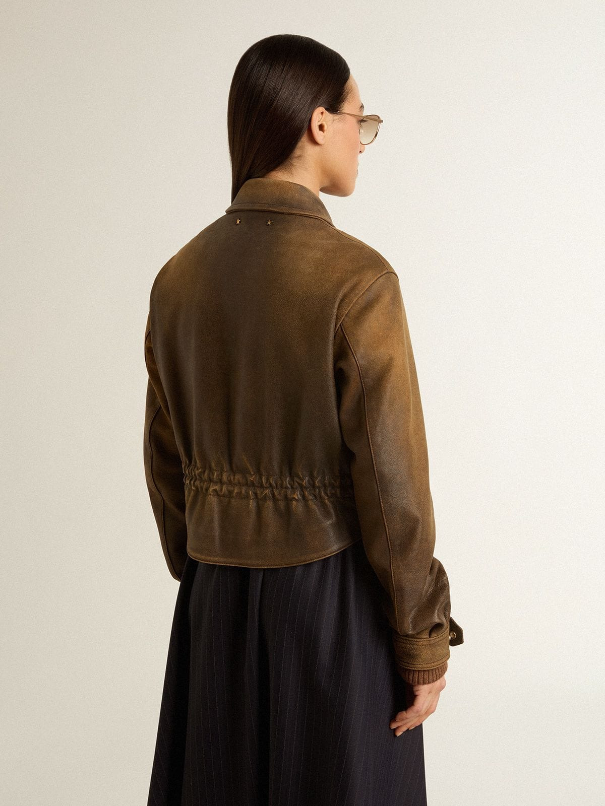Women’s cropped brown leather biker jacket with zip - 4