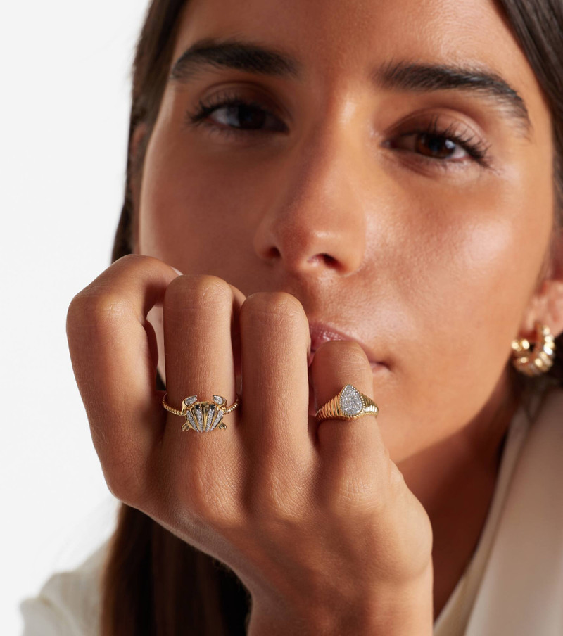 Yvonne Léon Crabe Coquillage Mini 9kt gold ring with diamonds outlook