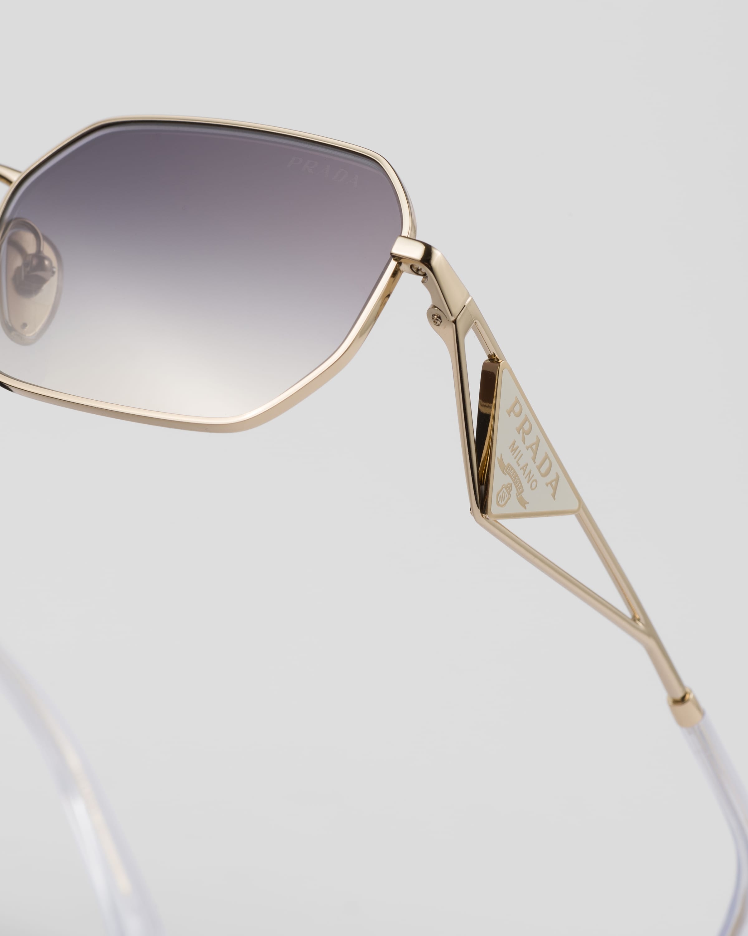 Sunglasses with triangle logo - 5
