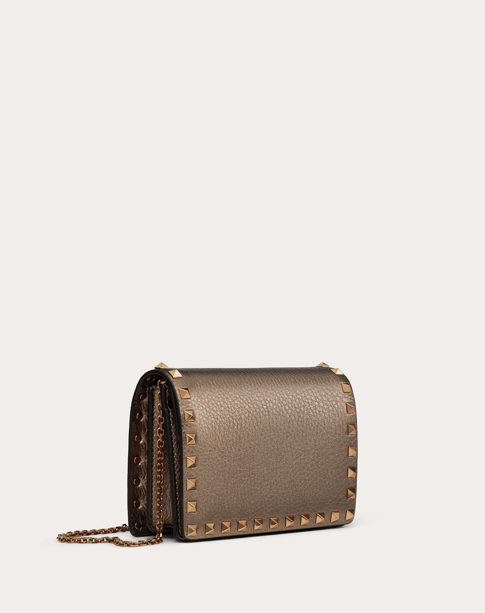 ROCKSTUD METALLIC GRAINY LEATHER CHAIN POUCH - 4