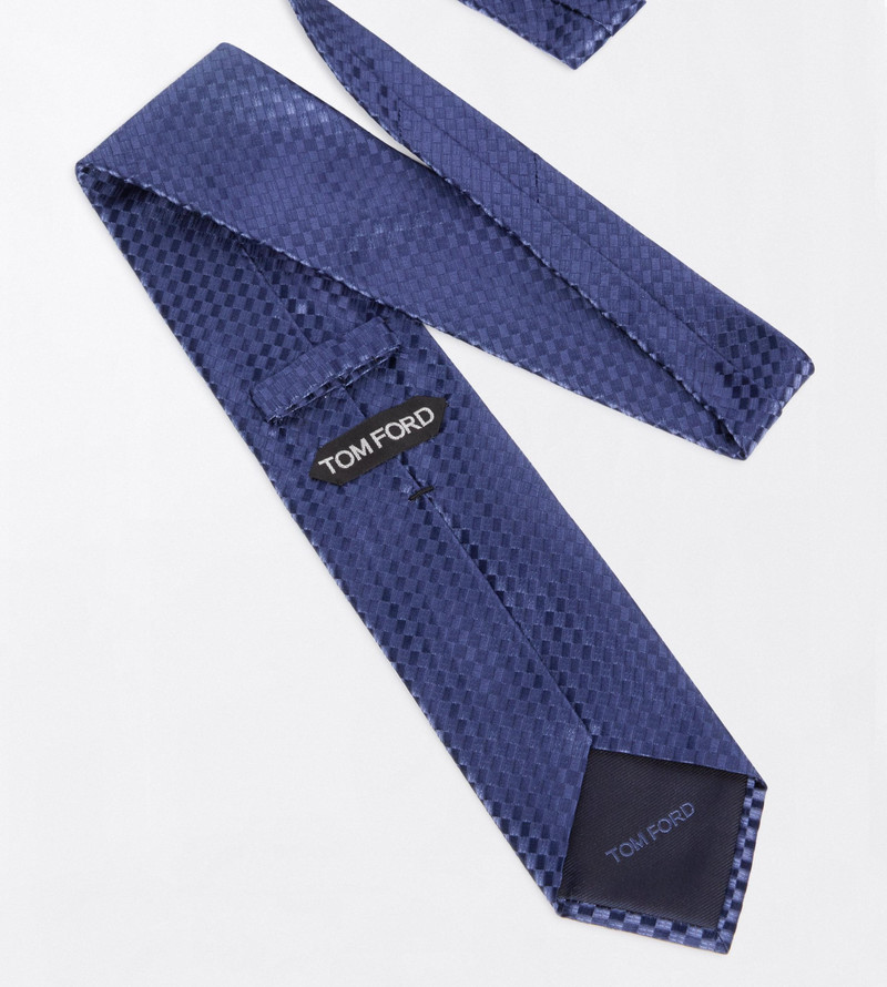 TOM FORD LARGE NET SATIN TIE outlook