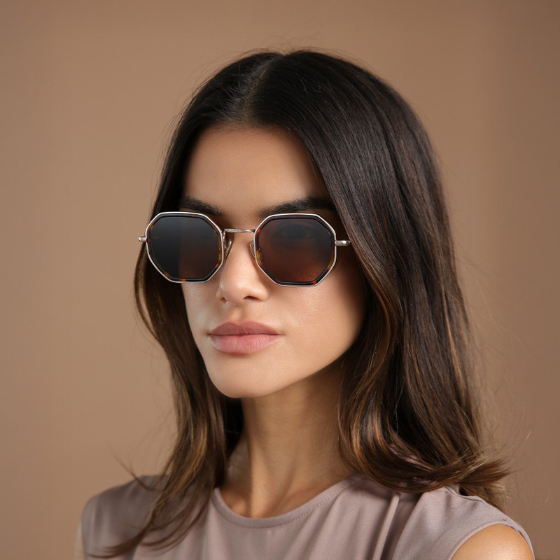 illesteva Dylan Tate Sunglasses outlook