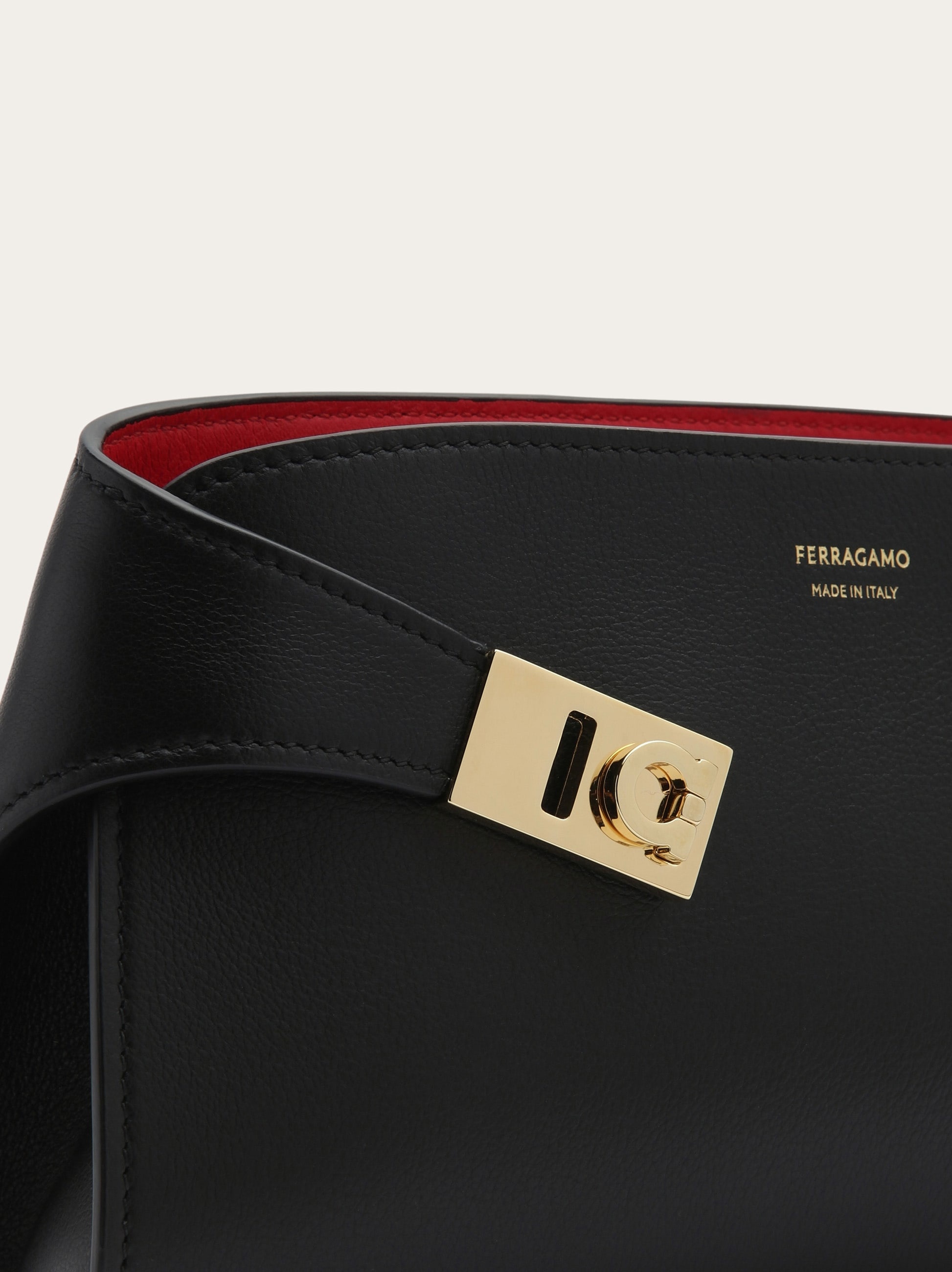 りお　0206 FERRAGAMO Hug crossbody bag | REVERSIBLE