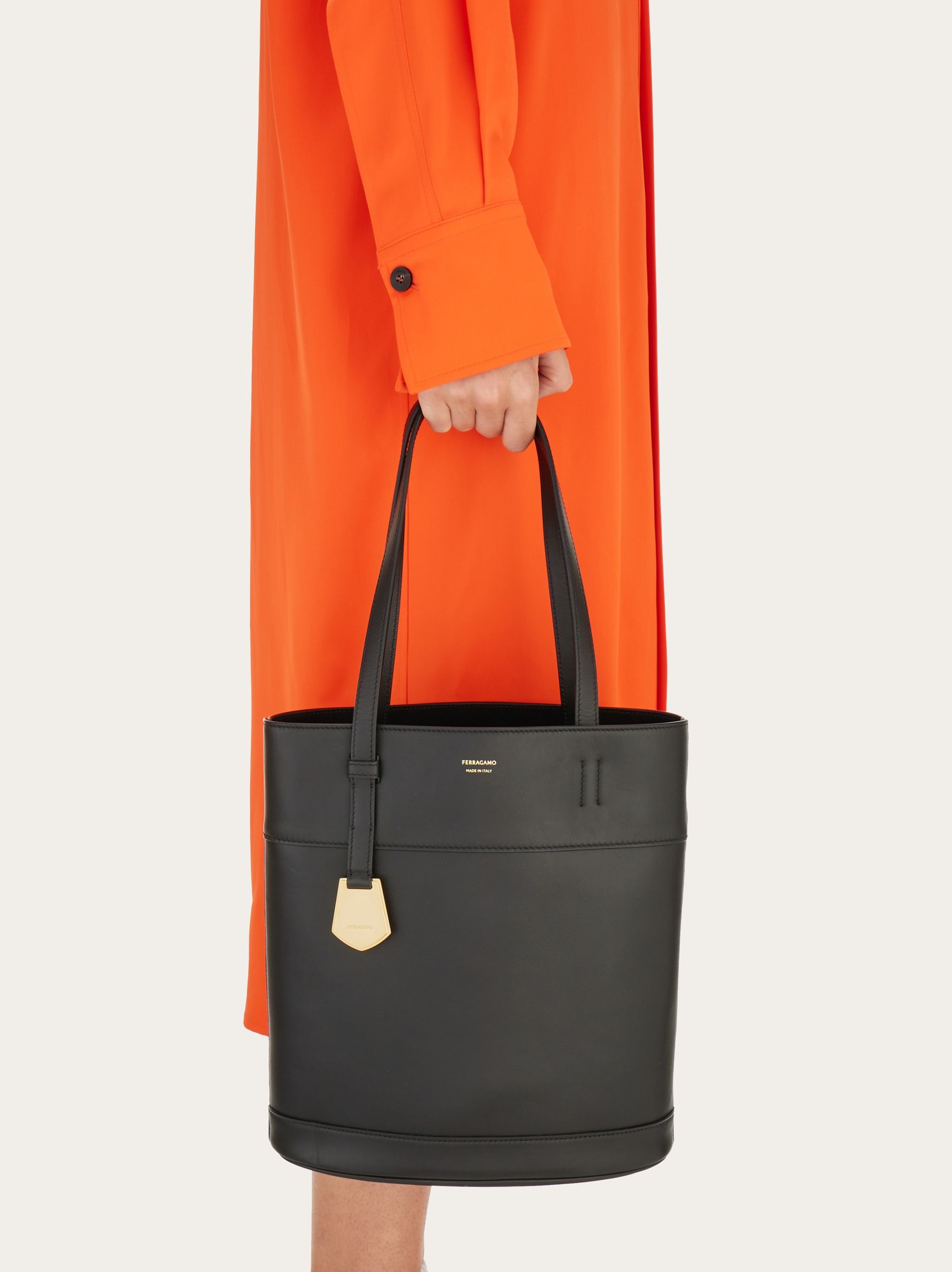 Ferragamo正規品/関税送料込み North-South charming tote bag FERRAGAMO North-South charming tote bag (S) | REVERSIBLE