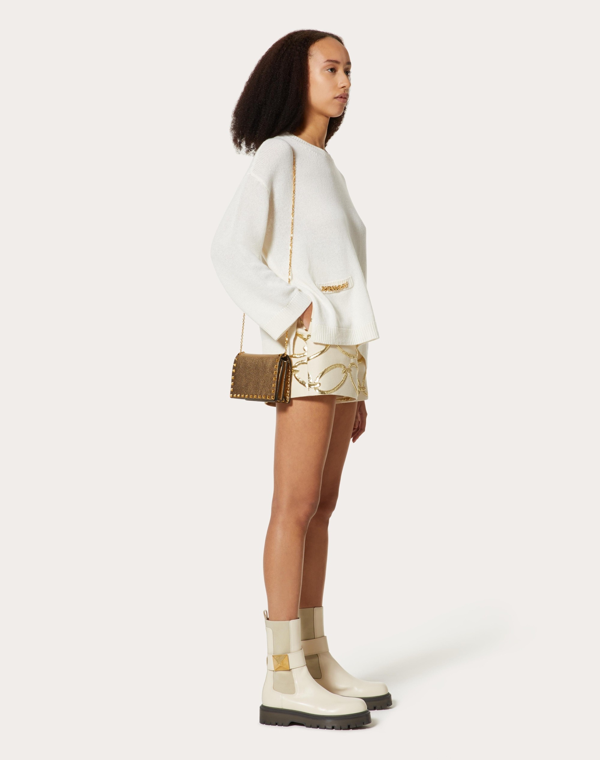 ROCKSTUD METALLIC GRAINY CALFSKIN CHAIN POUCH - 2
