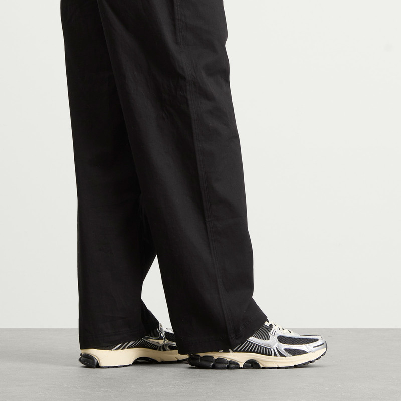 Nike Nike Vomero 5 Chrome Sneaker outlook