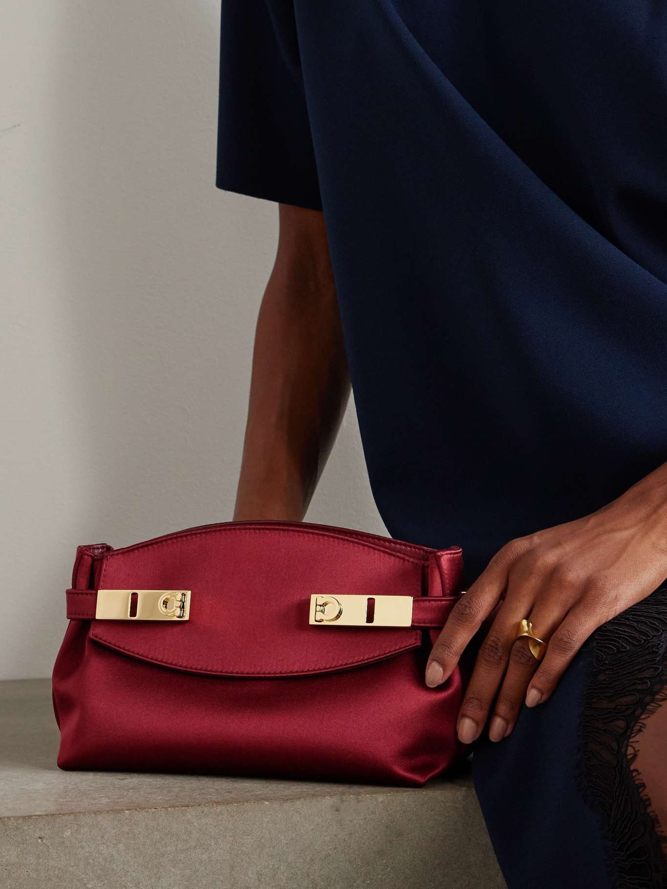 Hug satin shoulder bag - 2