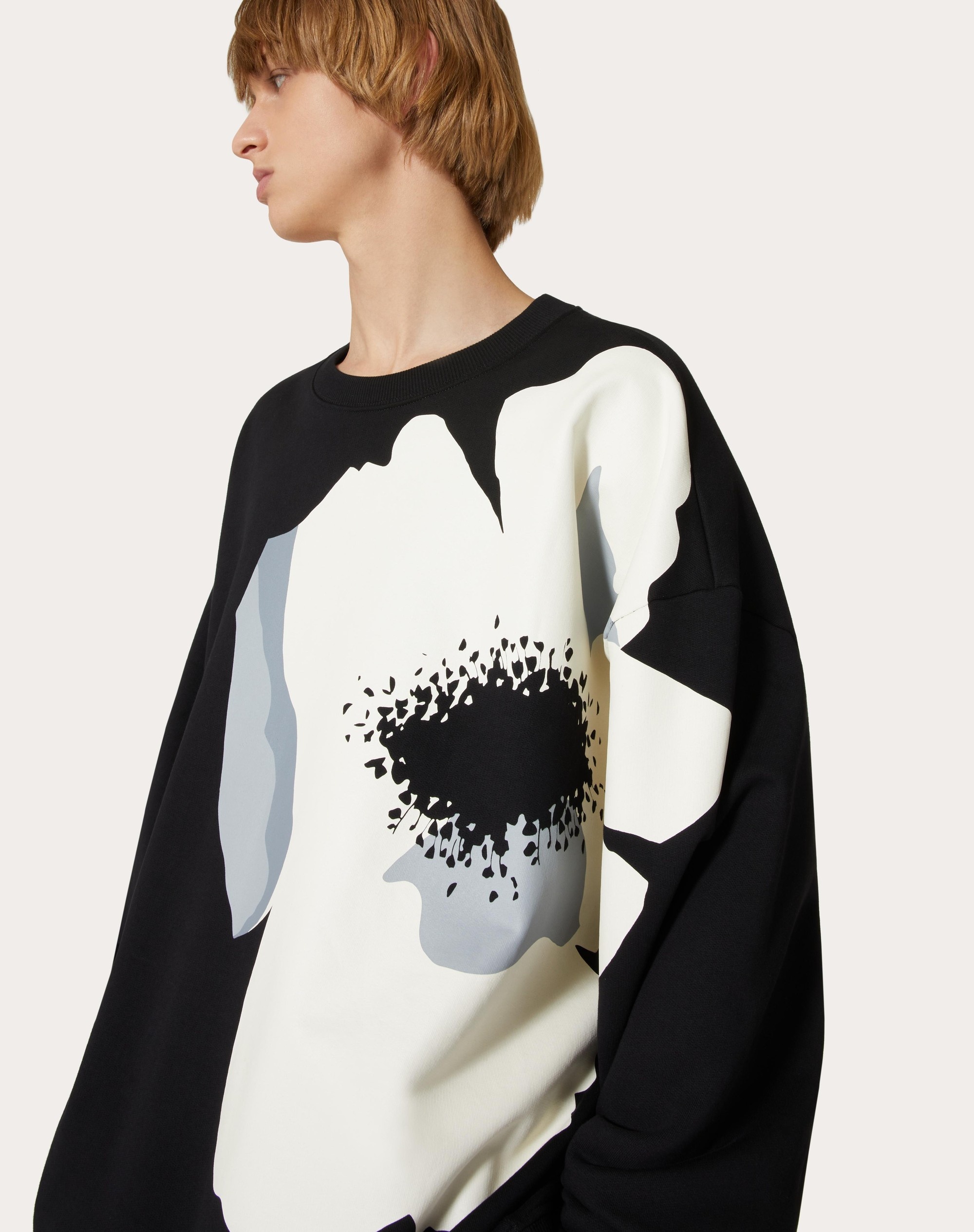 COTTON CREWNECK SWEATSHIRT WITH VALENTINO FLOWER PORTRAIT PRINT - 5