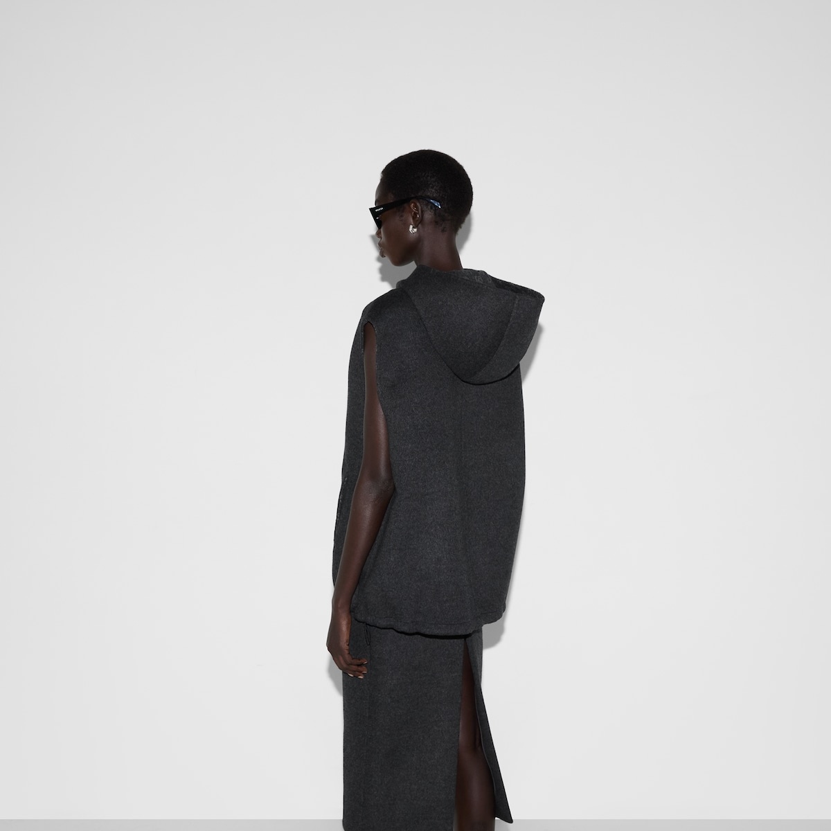 Embroidered wool silk hooded gilet - 4