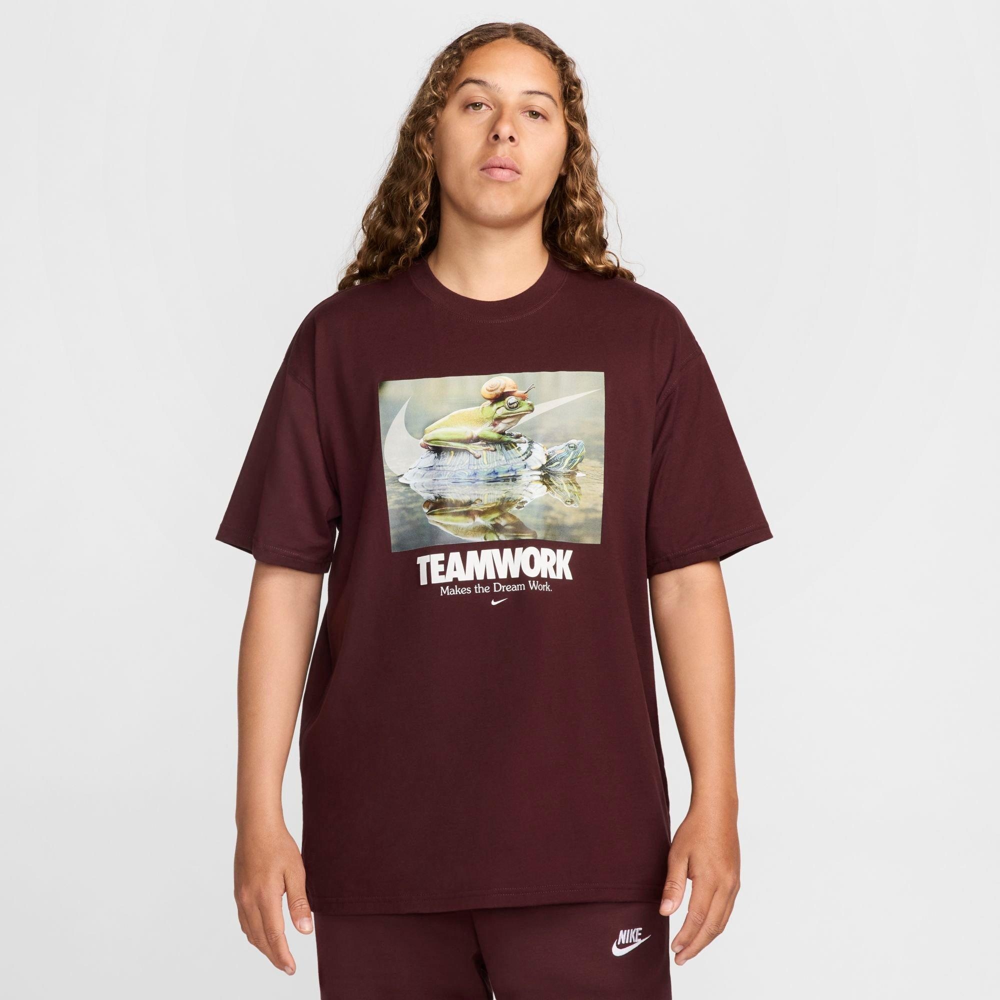 MEN'S NIKE SPORTSWEAR TEAMWORK GRAPHIC T-SHIRT - 1