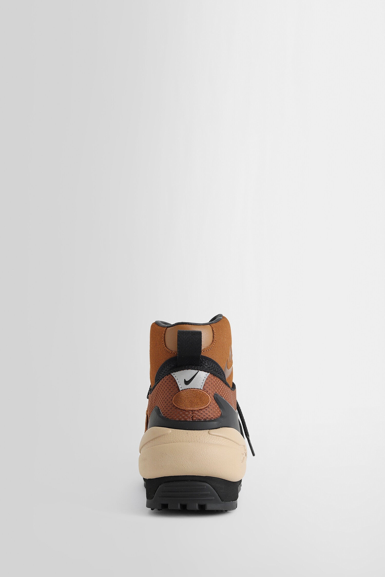 Sacai-Collaboration-Magmascape-Sp-Sneakers - 3