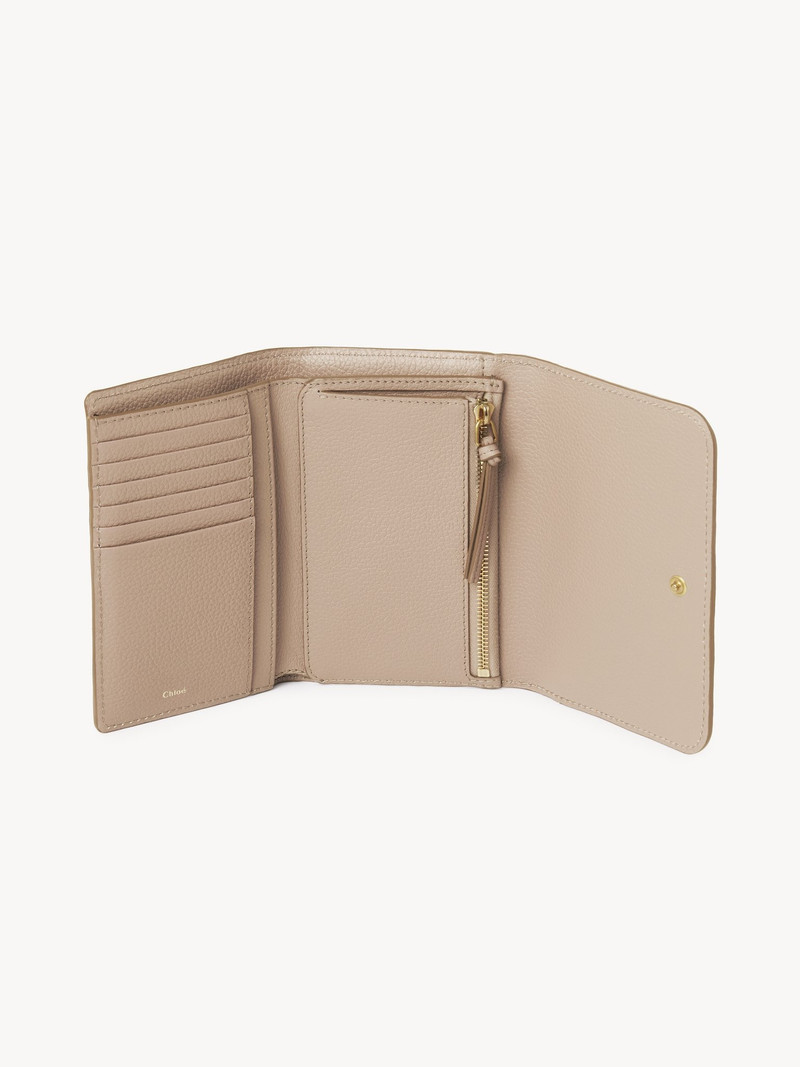 Chloé MARCIE COMPACT WALLET IN GRAINED LEATHER outlook