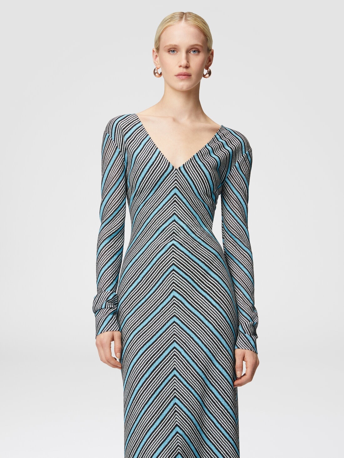 Long striped dress with plunging V-neckline - 4