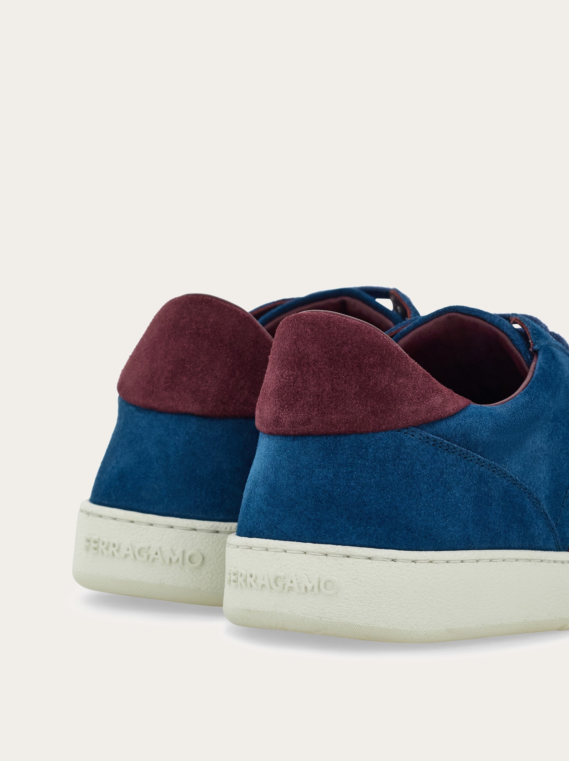 Low top sneaker with signature - 3