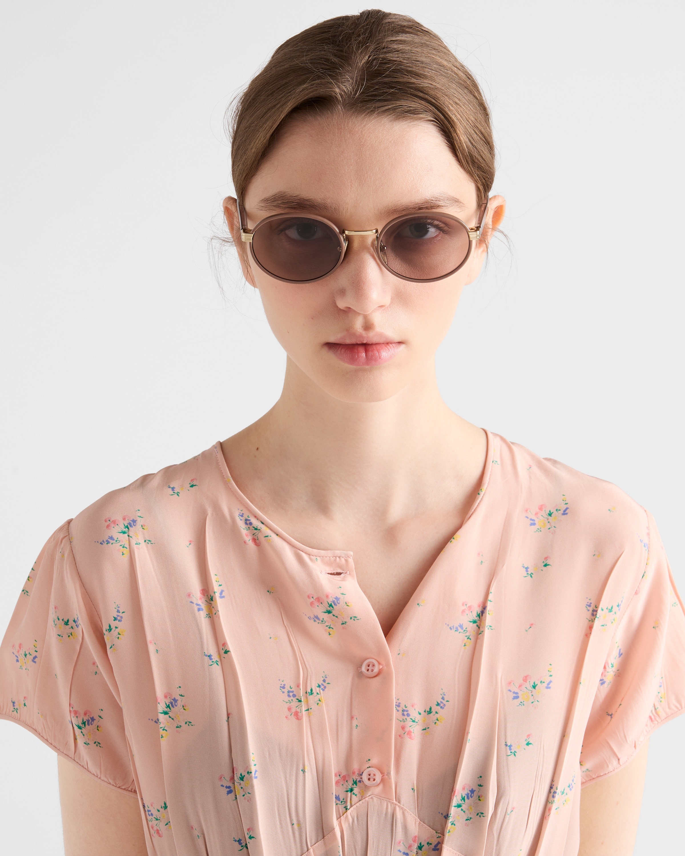 Prada sunglasses with the iconic l plaque サングラス Prada Sunglasses with the iconic metal plaque | REVERSIBLE