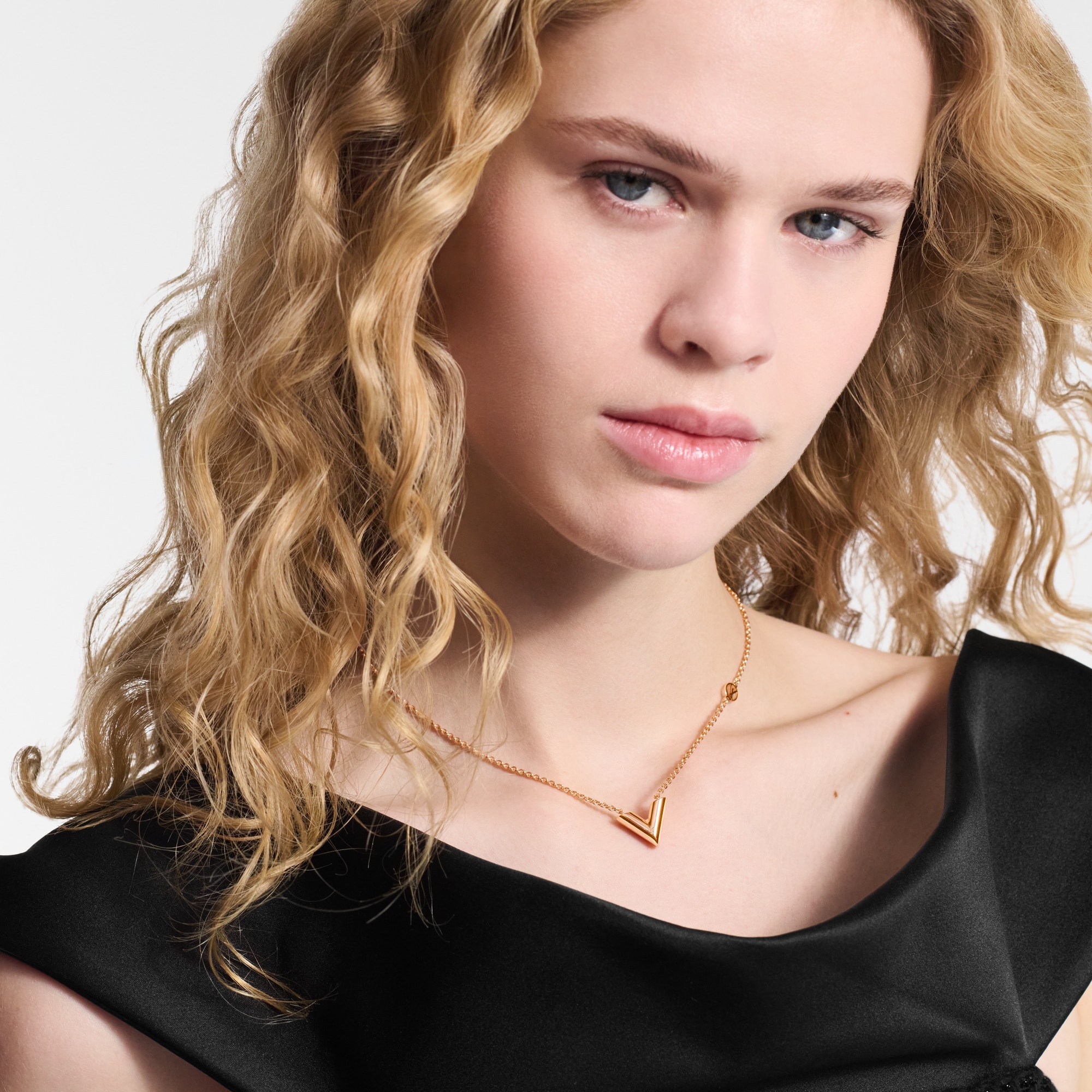 Essential V Necklace - 4