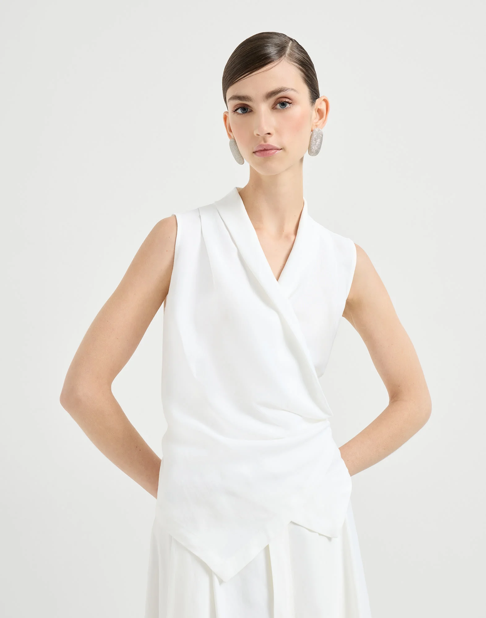 Viscose and linen fluid twill vest with monili - 1
