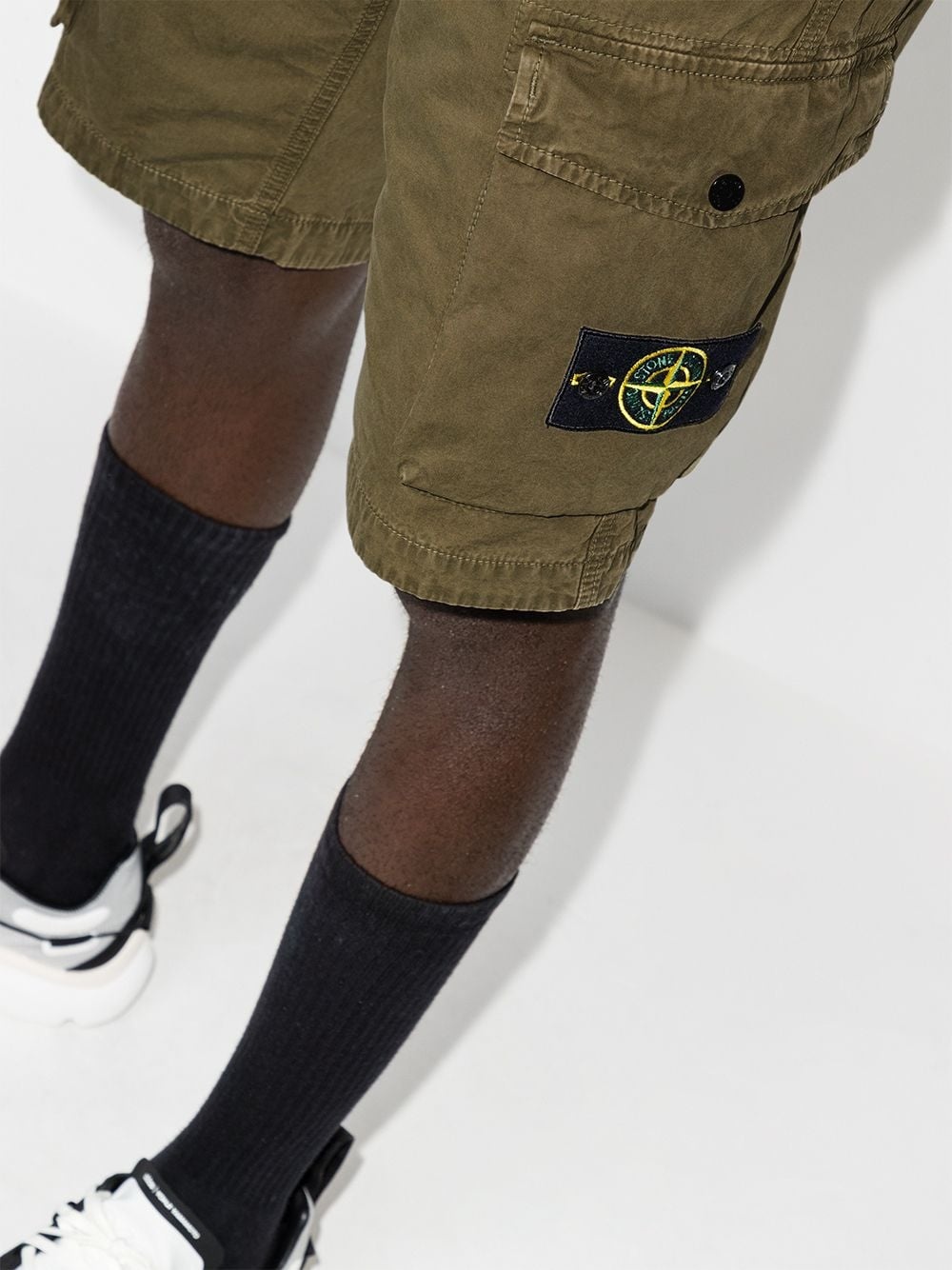 logo patch cargo shorts - 4