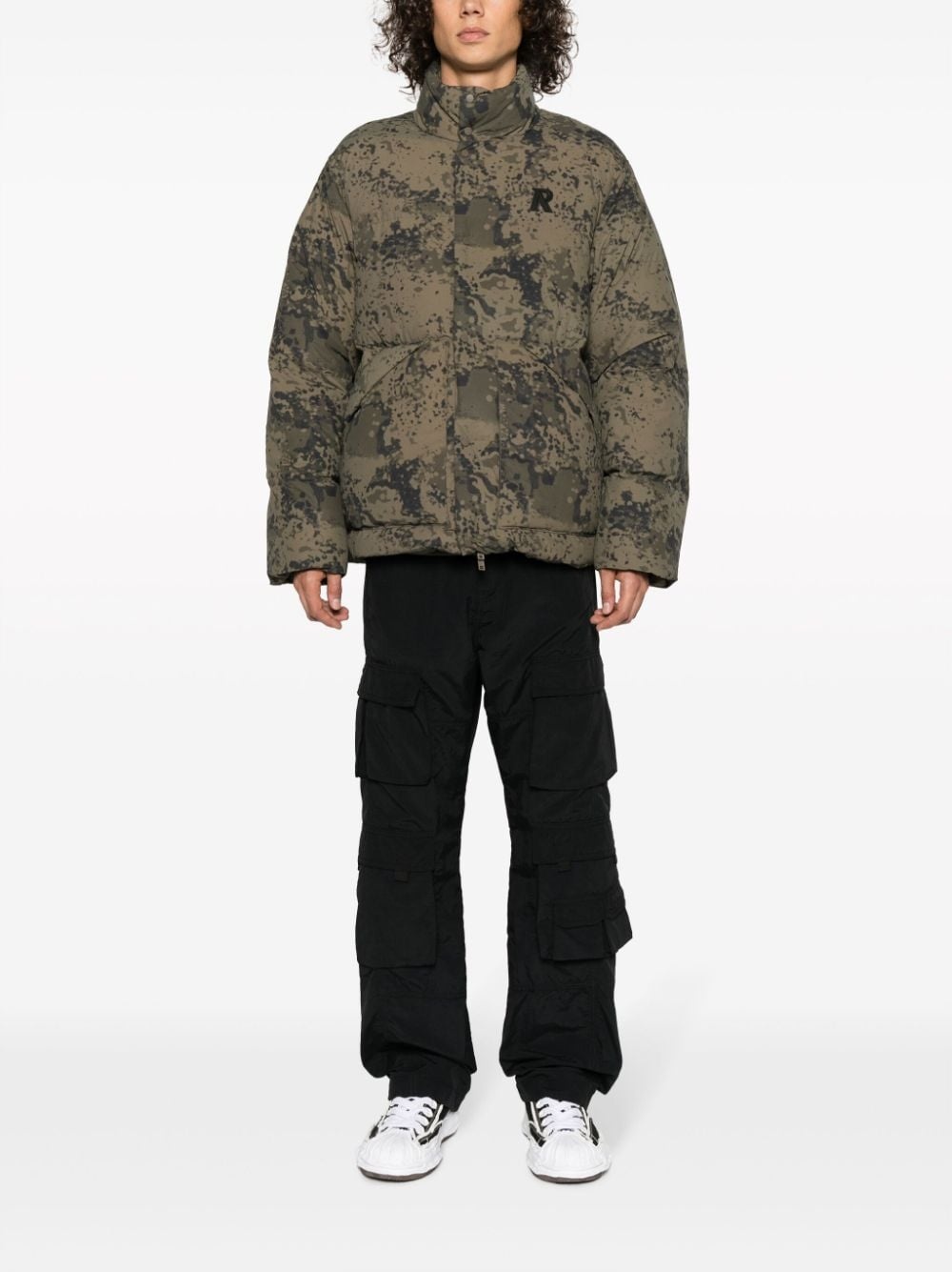 logo-embroidered camouflage puffer jacket - 2