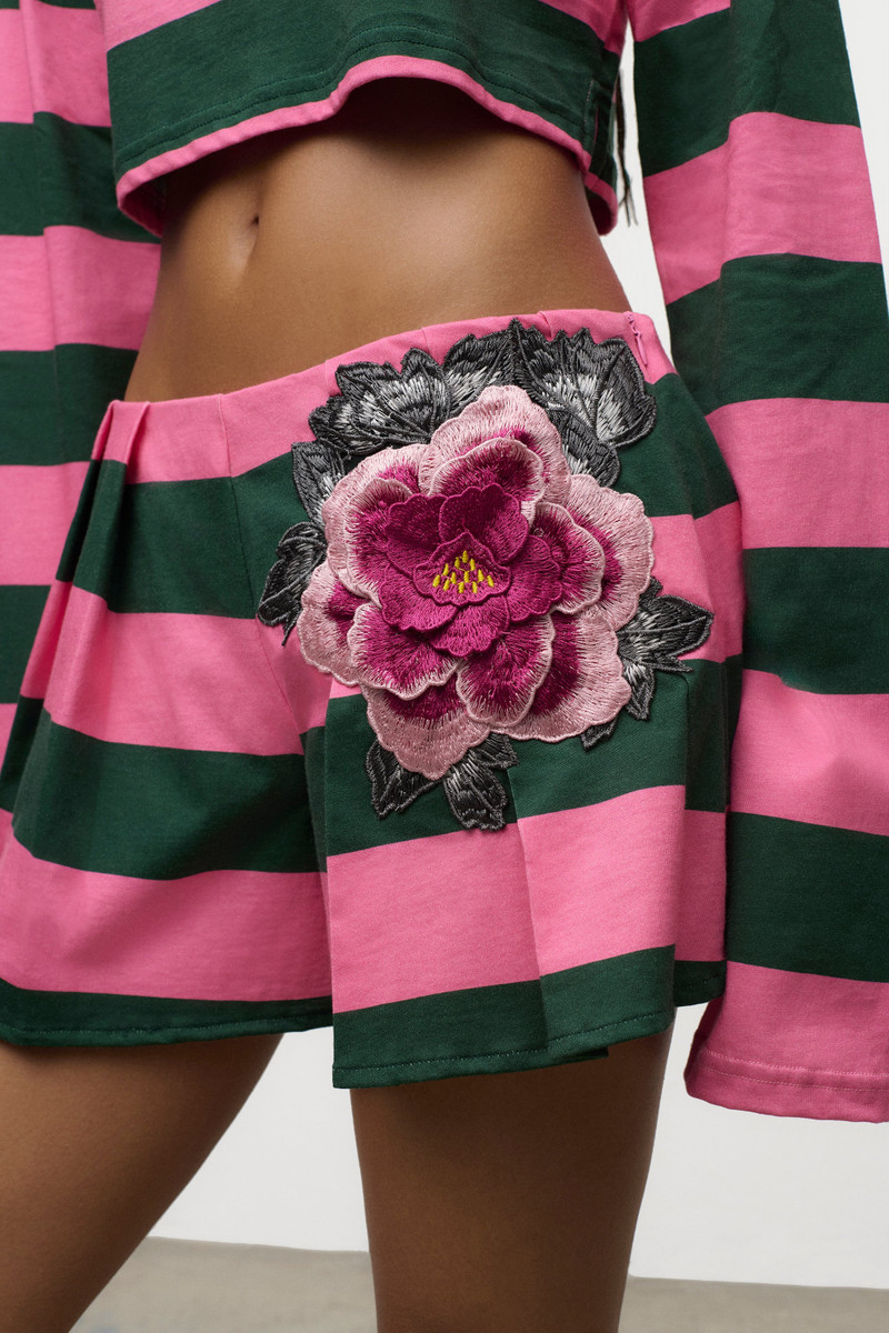 EMBROIDERED FLOWER RUGBY STRIPE PLEATED SHORT 6
