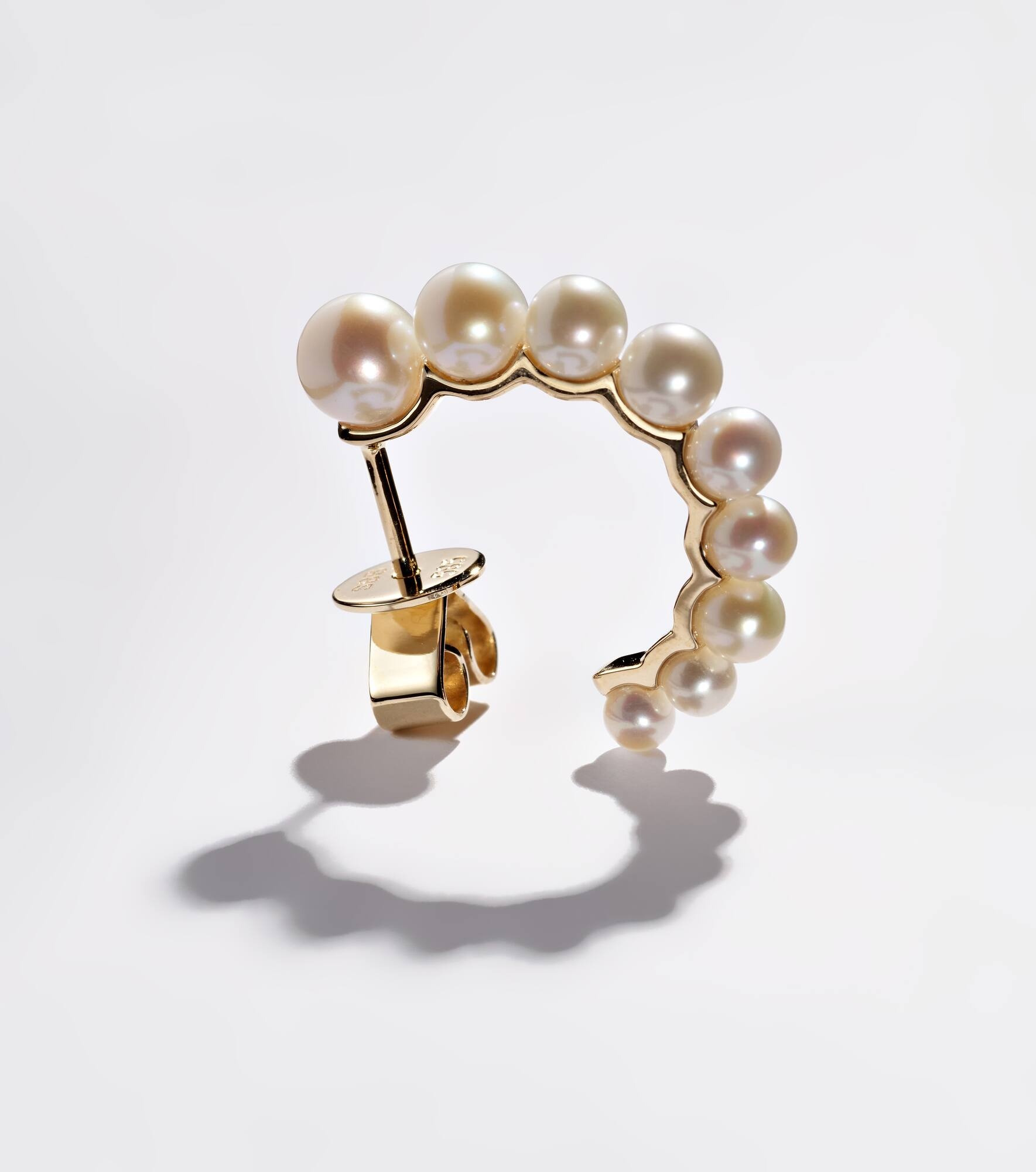 Petit Boucle de Perle 14kt gold hoop earring with freshwater pearls - 5