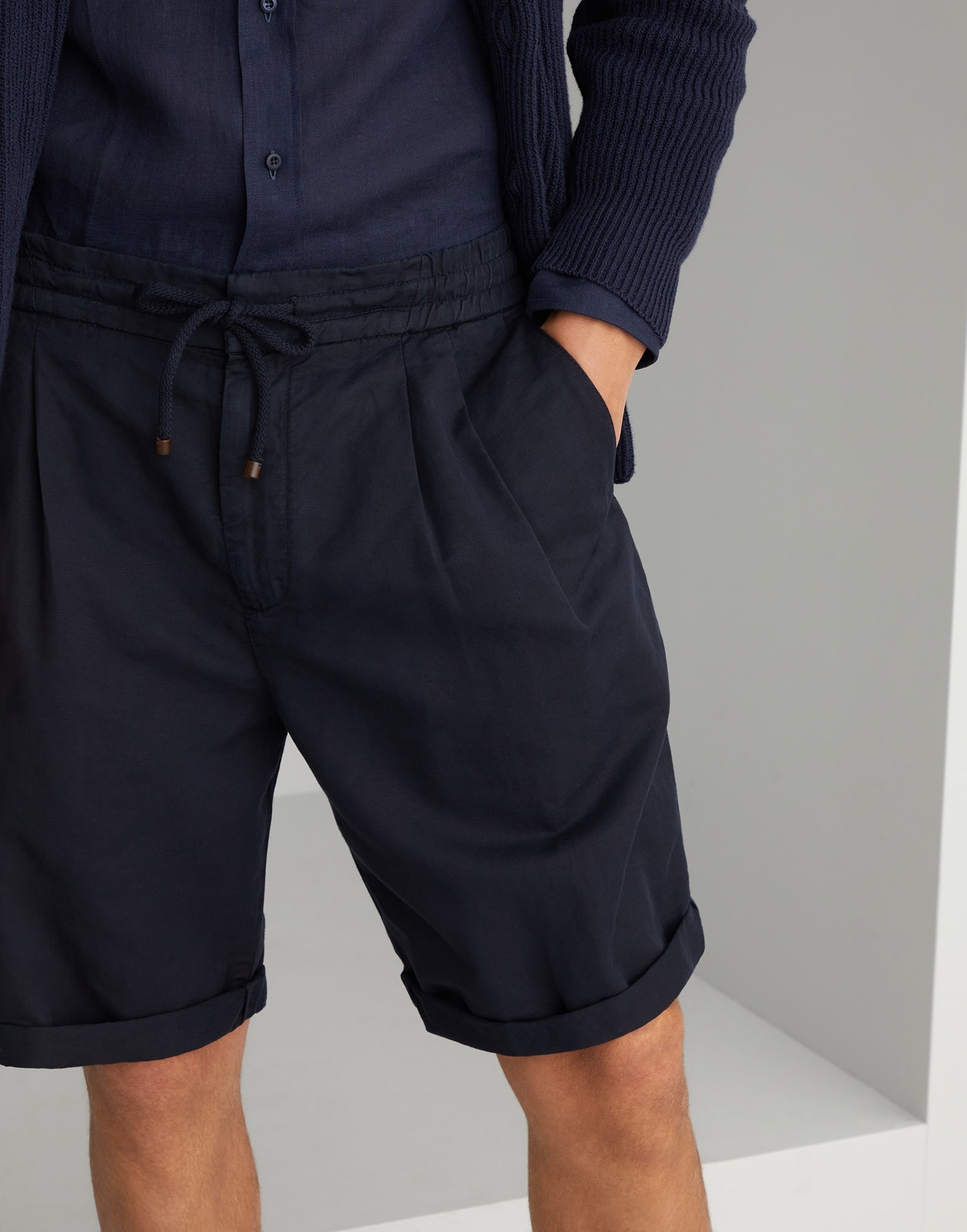 Garment-dyed Bermuda shorts in twisted linen and cotton gabardine with drawstring and double pleats - 3