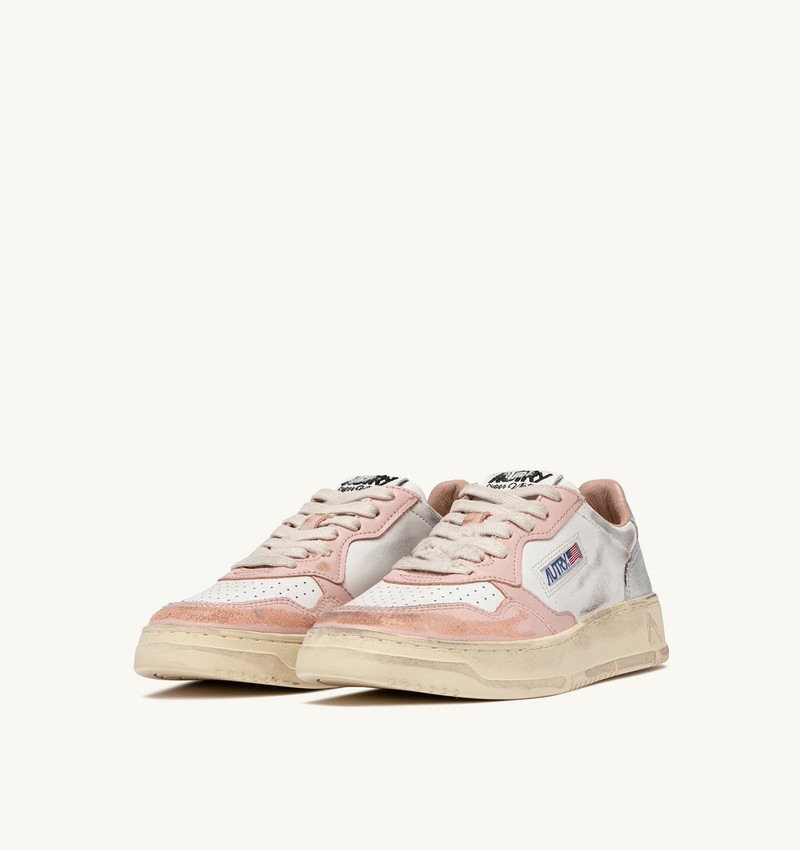 AUTRY MEDALIST LOW SUPER VINTAGE SNEAKERS IN WHITE POWDER PINK AND SILVER LEATHER outlook