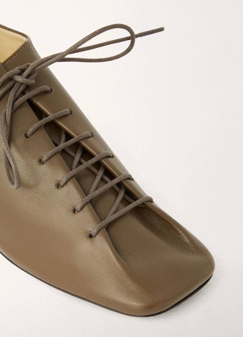 Lemaire HEELED DERBIES
SATIN NAPPA LAM outlook