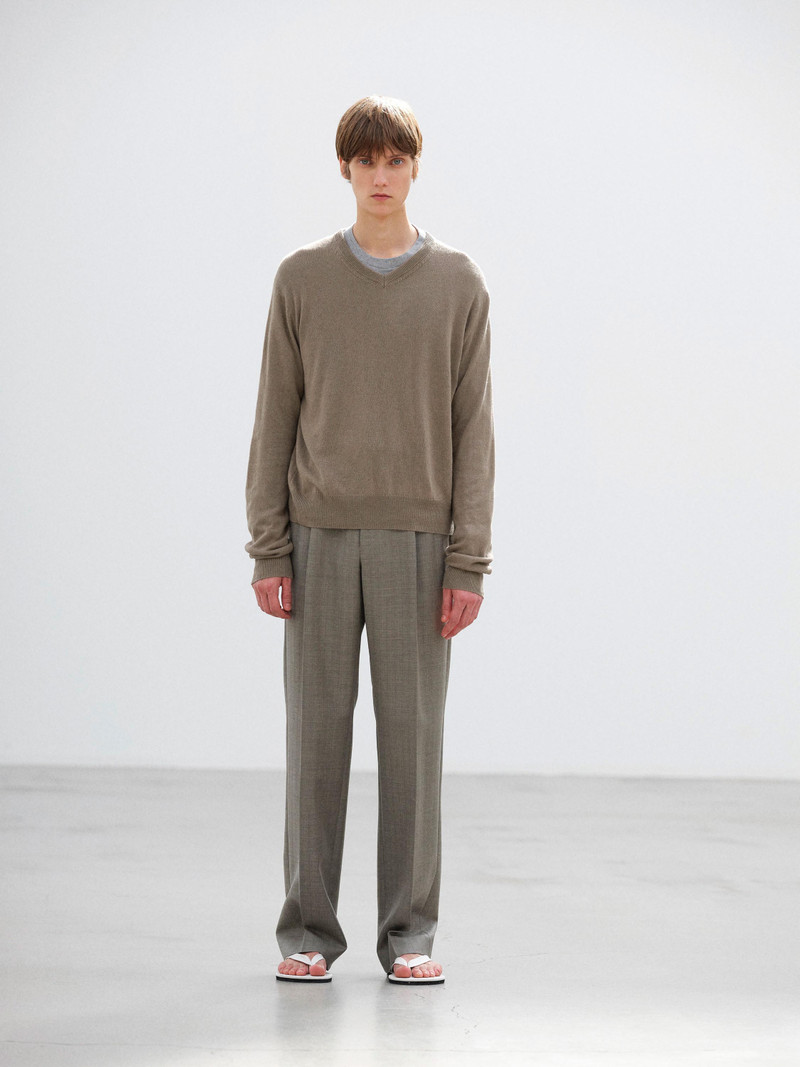 AURALEE SUPER FINE CASHMERE SILK KNIT V-NECK P/O outlook