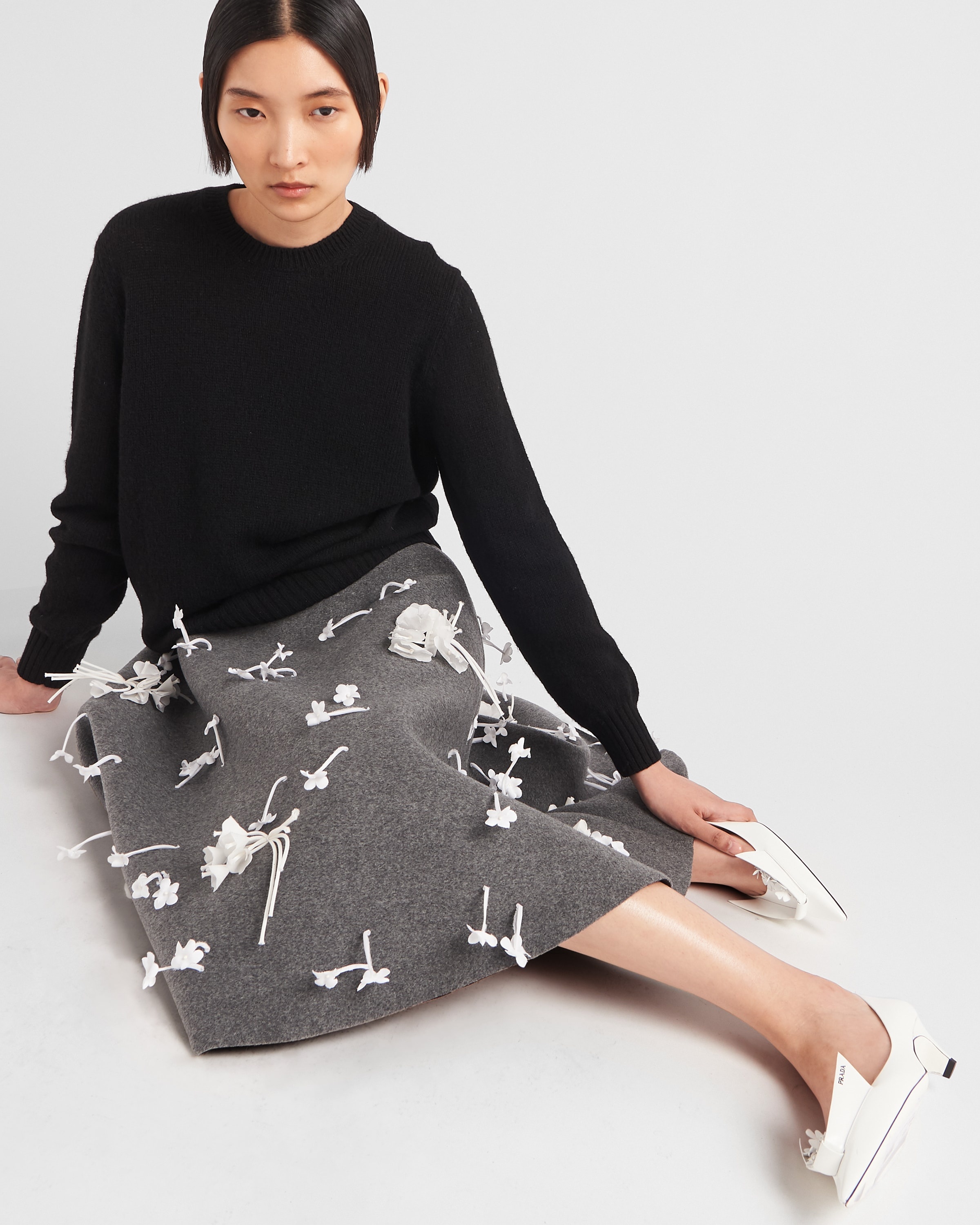 Brushed leather pumps with floral appliqués - 3