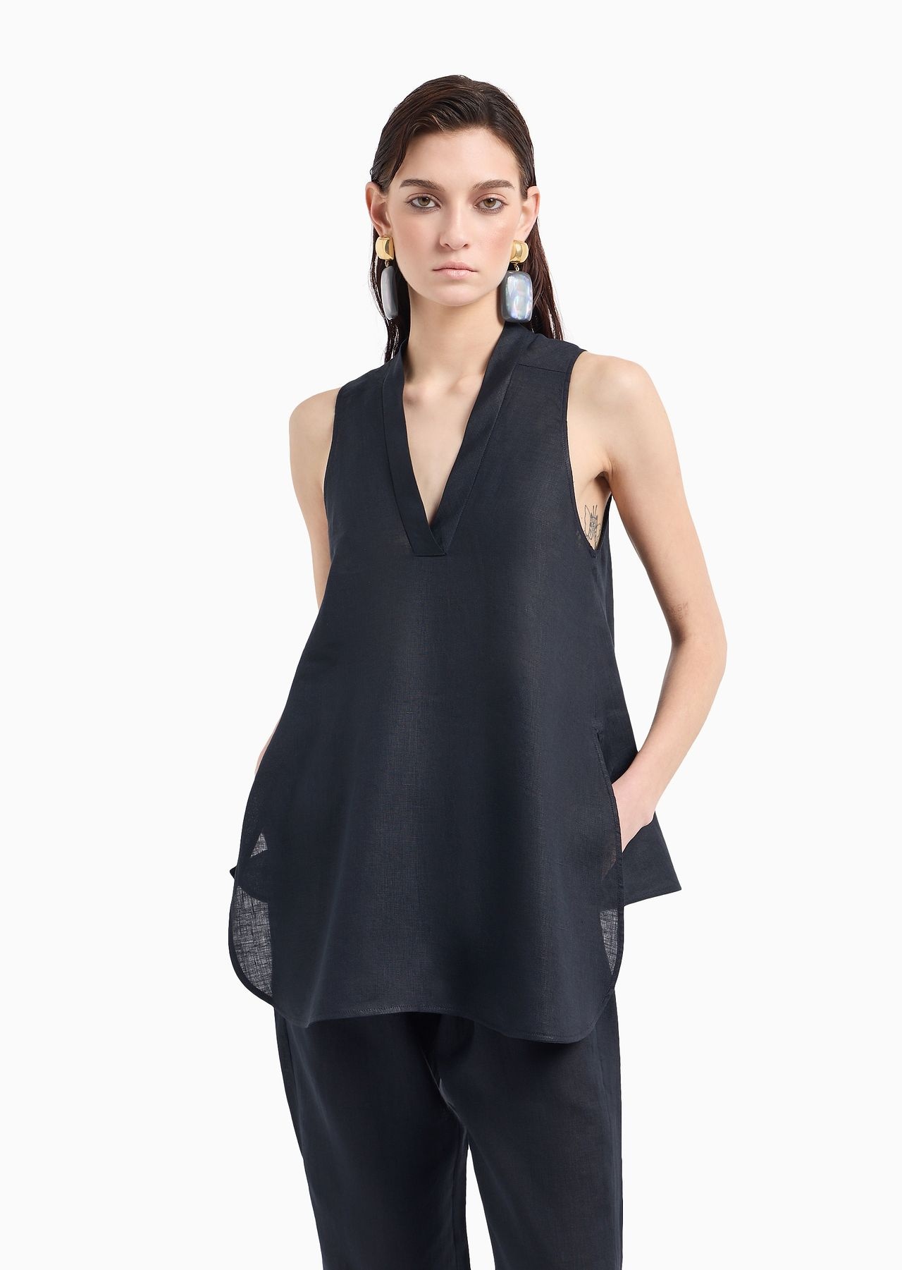 Oversized V-neck top in linen with asymmetric hem - 2