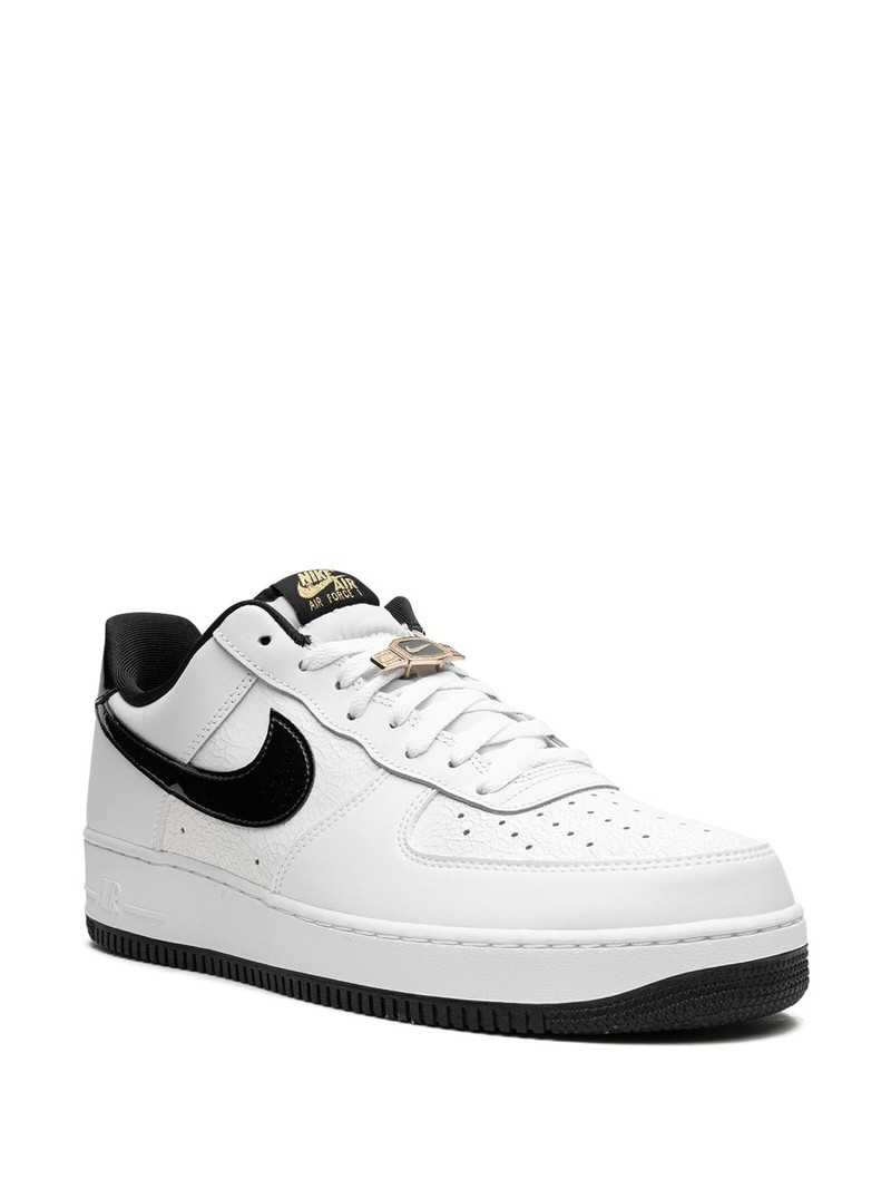 Nike 에어 포스 1 07 LV8 EMB 스니커즈 outlook