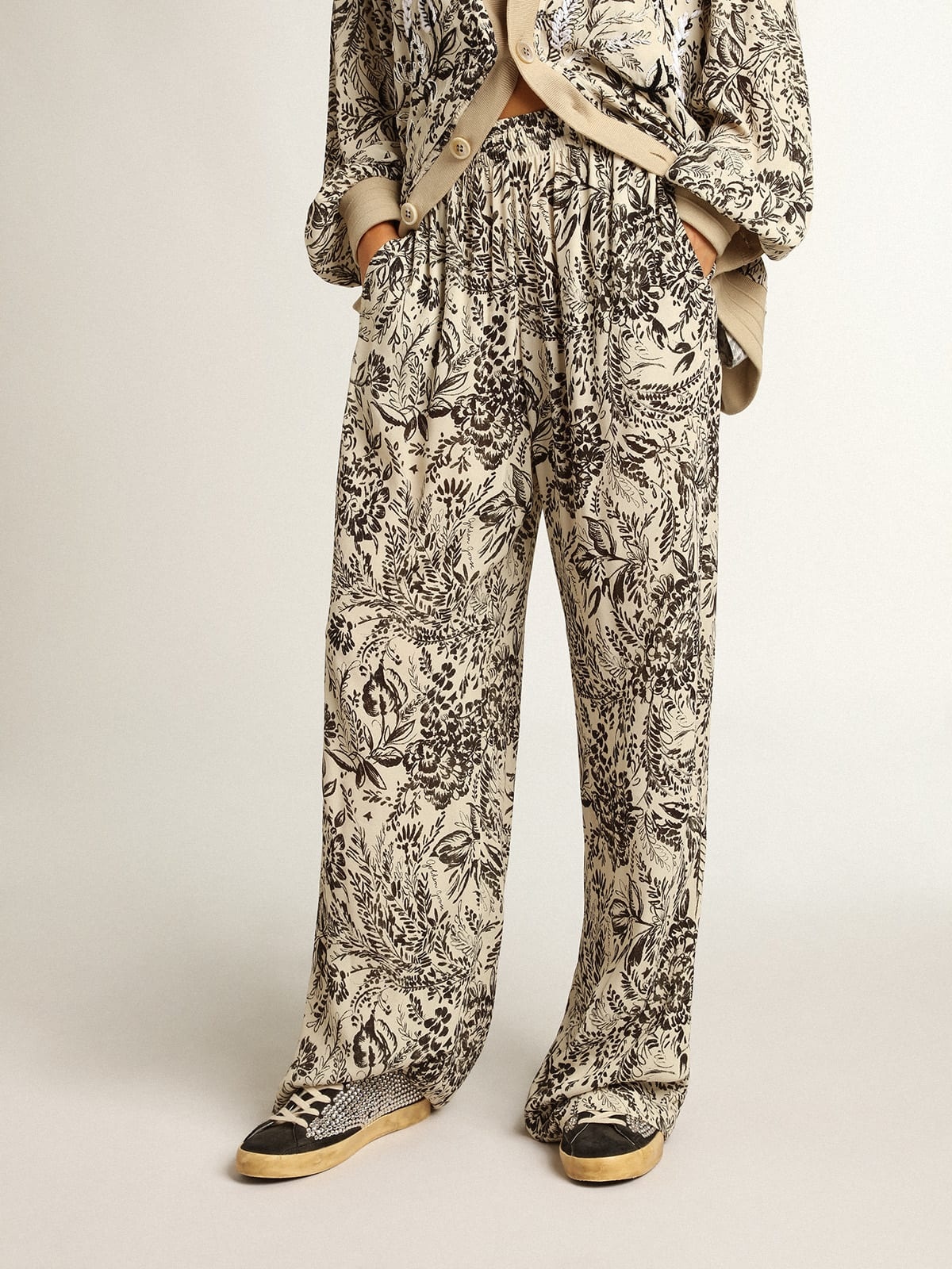 White joggers with black toile de jouy print - 2