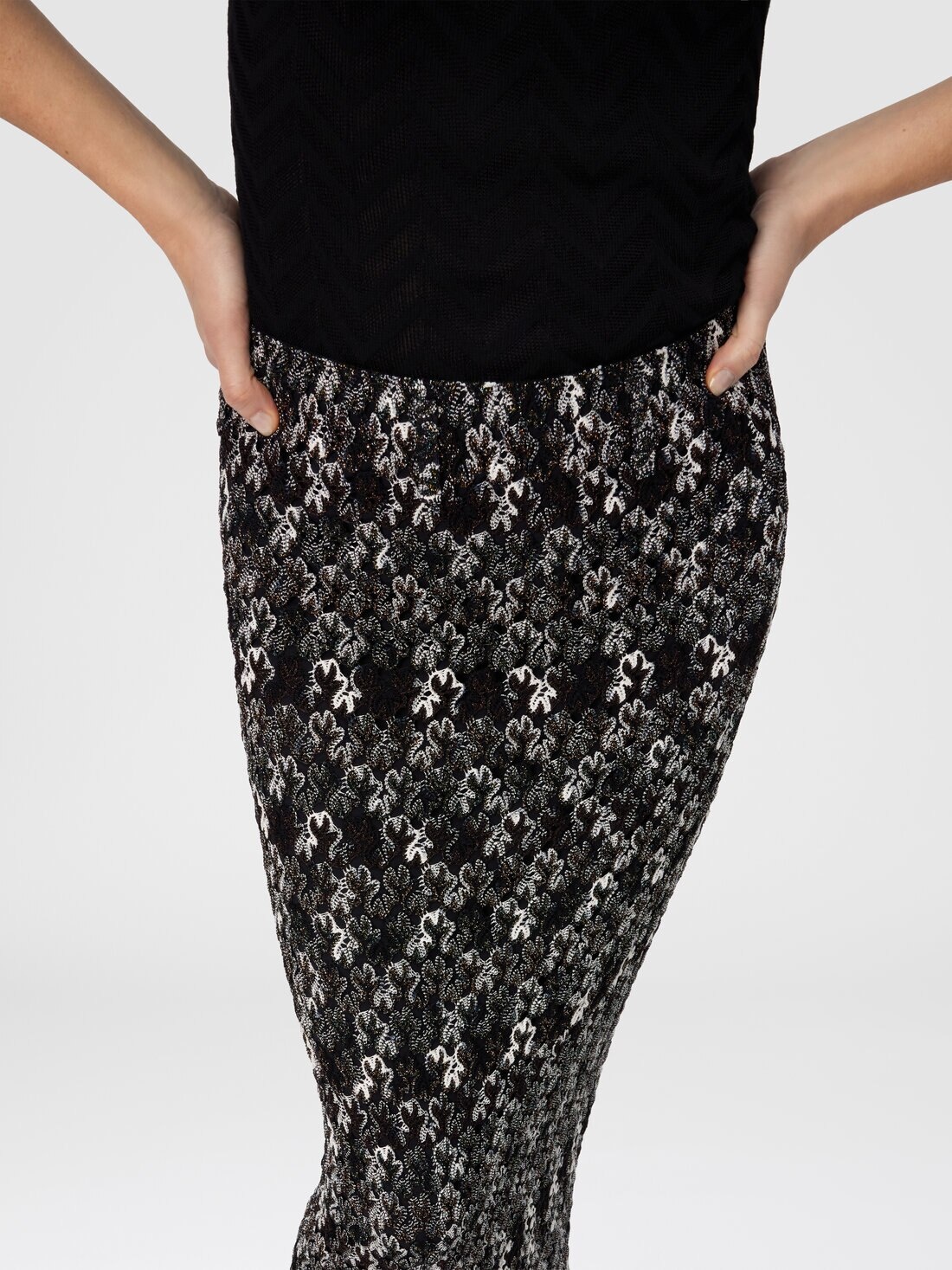Long Pencil Skirt in Embroidered Lace - 4