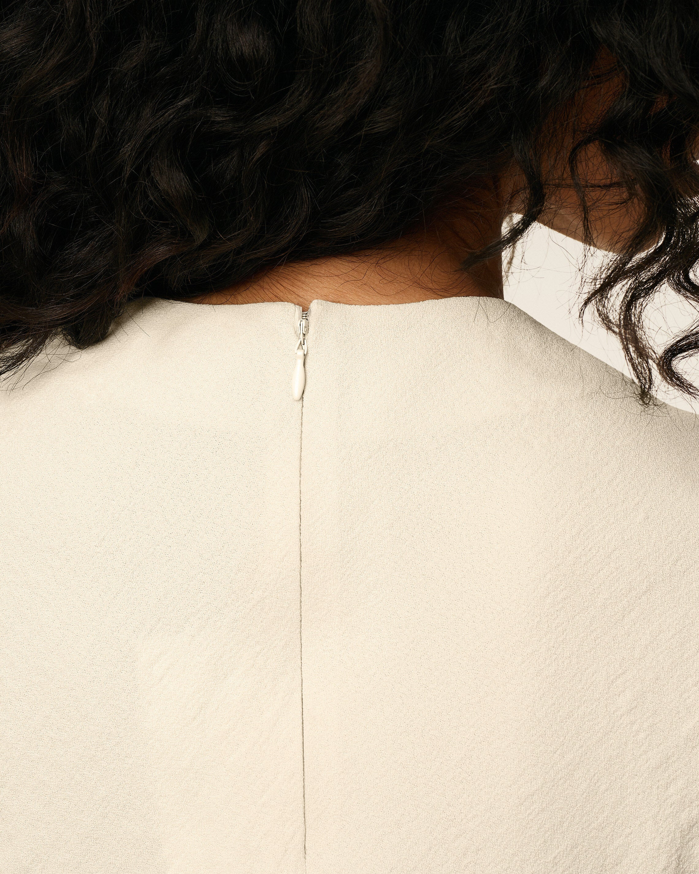 WHITE SLEEVELESS RAW EDGE DETAILS TOP - 4