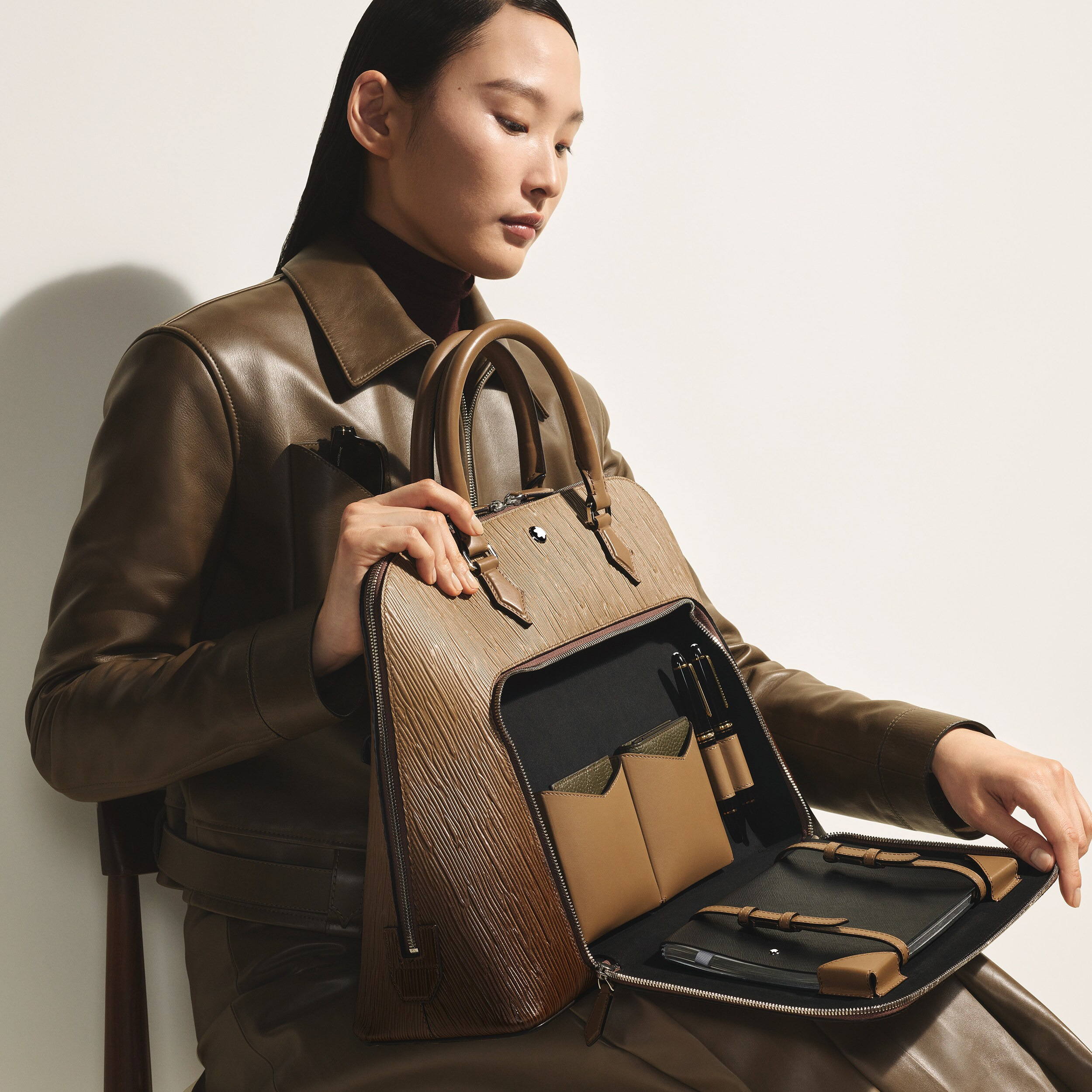 Writing traveler handbag with sfumato effect - 4