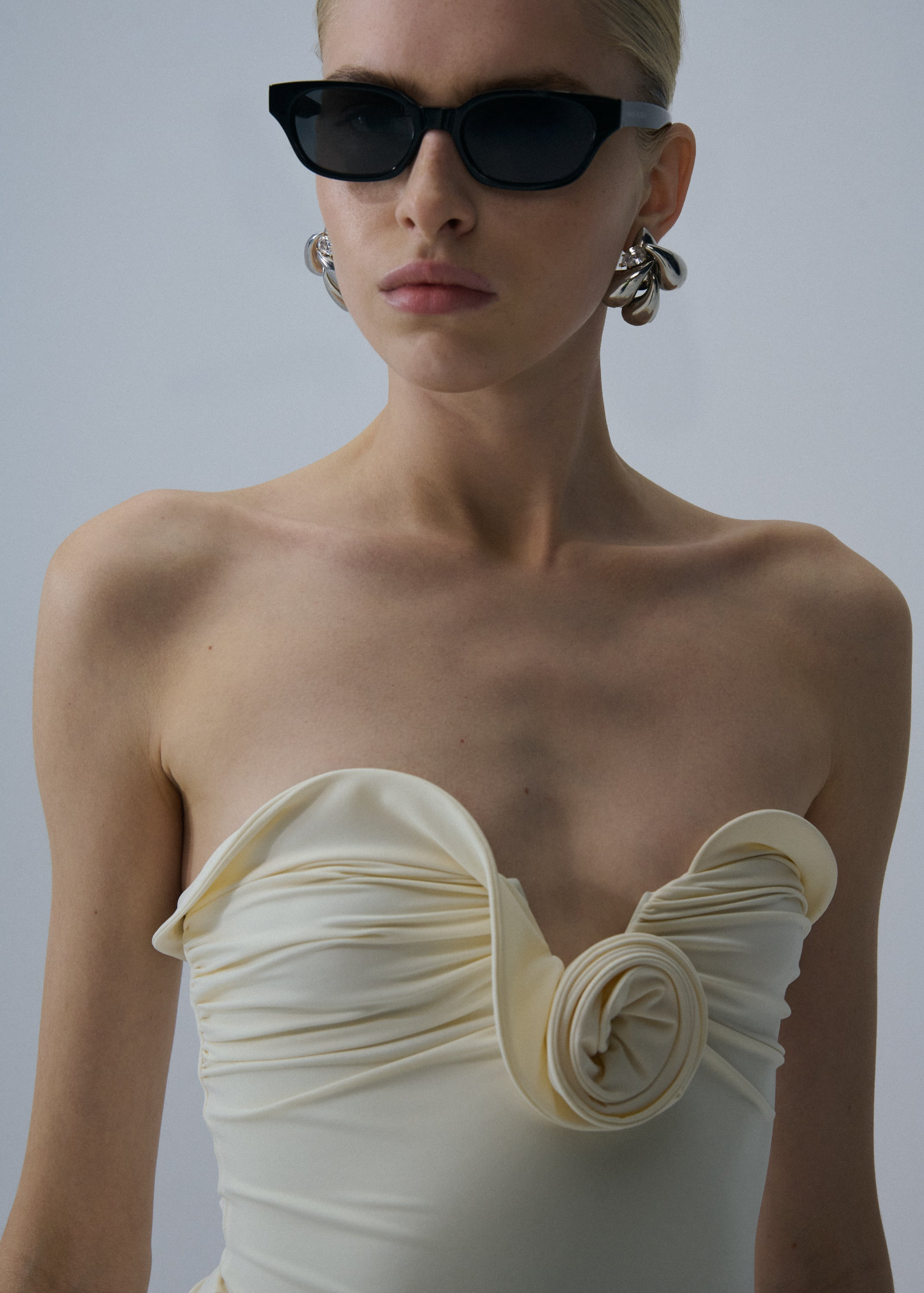 Sculptural rose bustier swimsuit in cream - 4